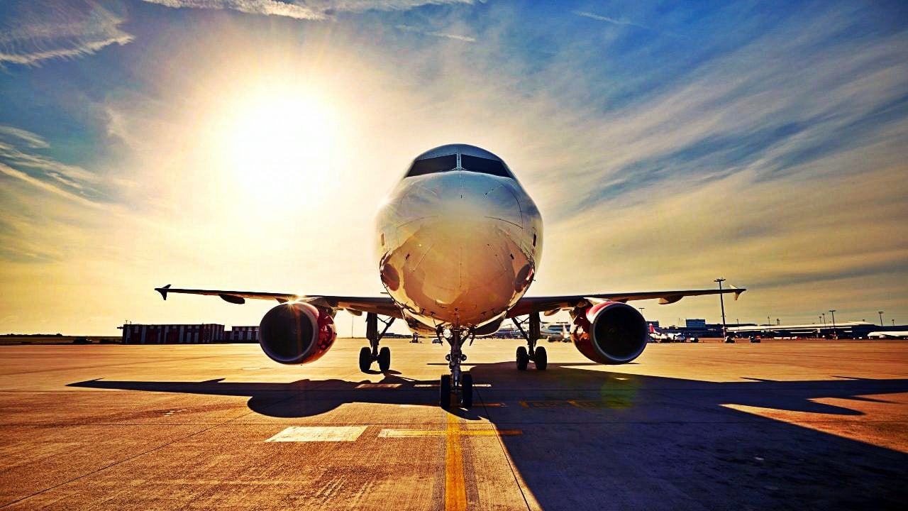 Airport Runway With Plane - 1280x720 Wallpaper Airport Runway With Plane - 1280x720 Wallpaper