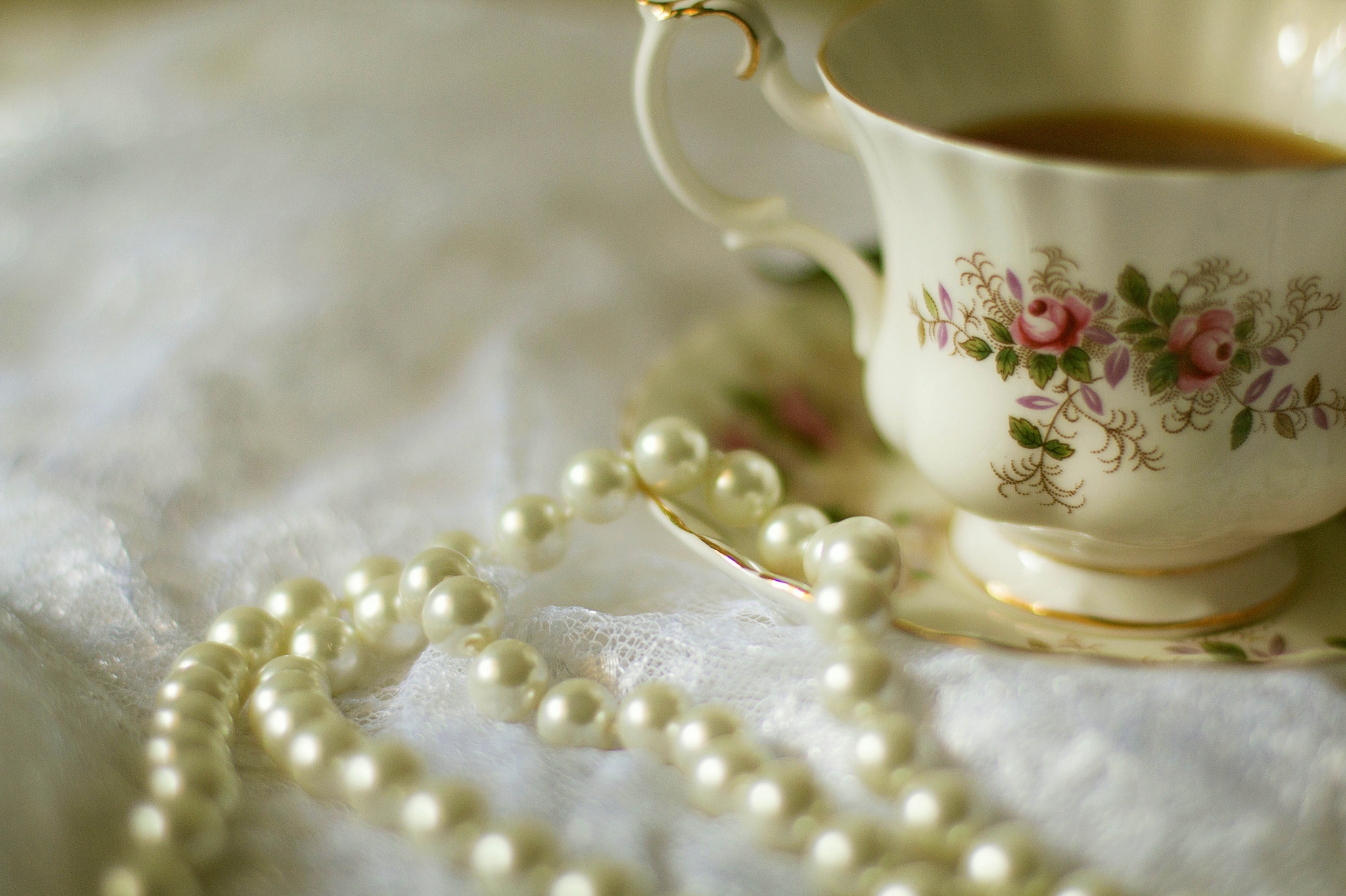 Wallpaper - Tea And Pearls - HD Wallpaper 