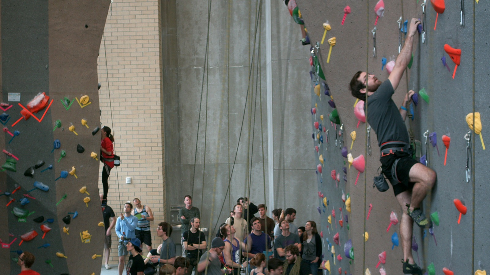 Climber On Indoor Climbing Wall - University Of Nebraska Lincoln Climbing Wall - HD Wallpaper 