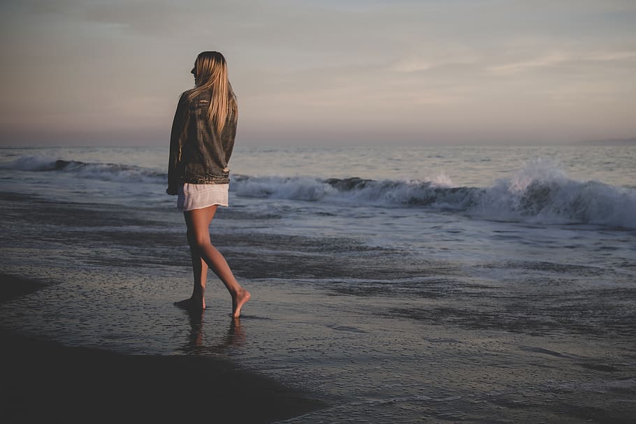 Woman Walking Beside Seashore, Beach, Girl, Ocean, - Walking By Seashore - HD Wallpaper 