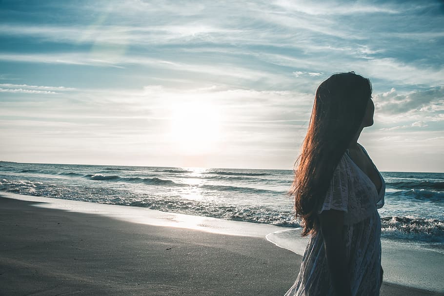 Woman Walking By The Seashore, Beach, Girl, Lady, Ocean, - Deep Dps For Whatsapp - HD Wallpaper 