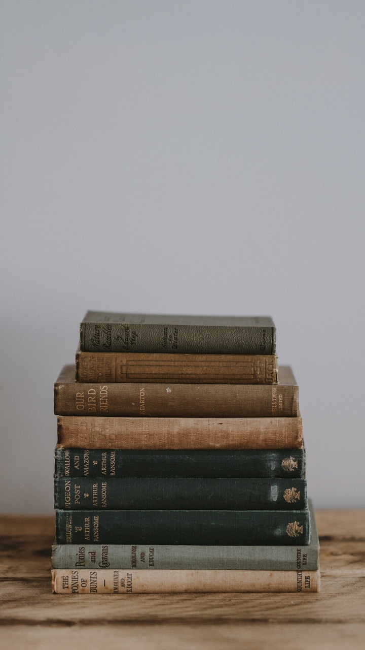 Wallpaper, Background, Old Books - Aesthetic Stack Of Books - HD Wallpaper 