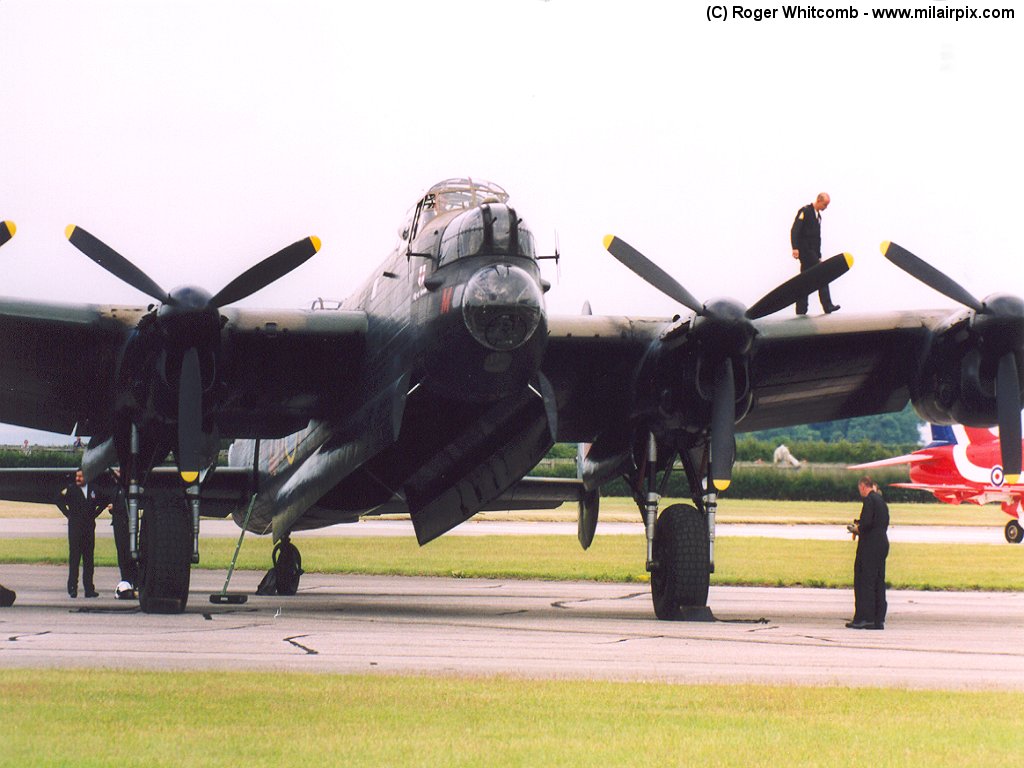 Avro Lancaster - HD Wallpaper 
