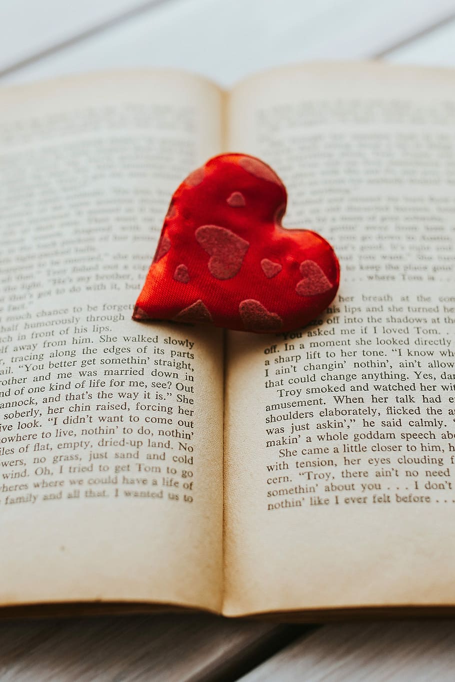 Little Red Heart With An Old Book, Reading, Love, Pages, - Heart Book Love - HD Wallpaper 