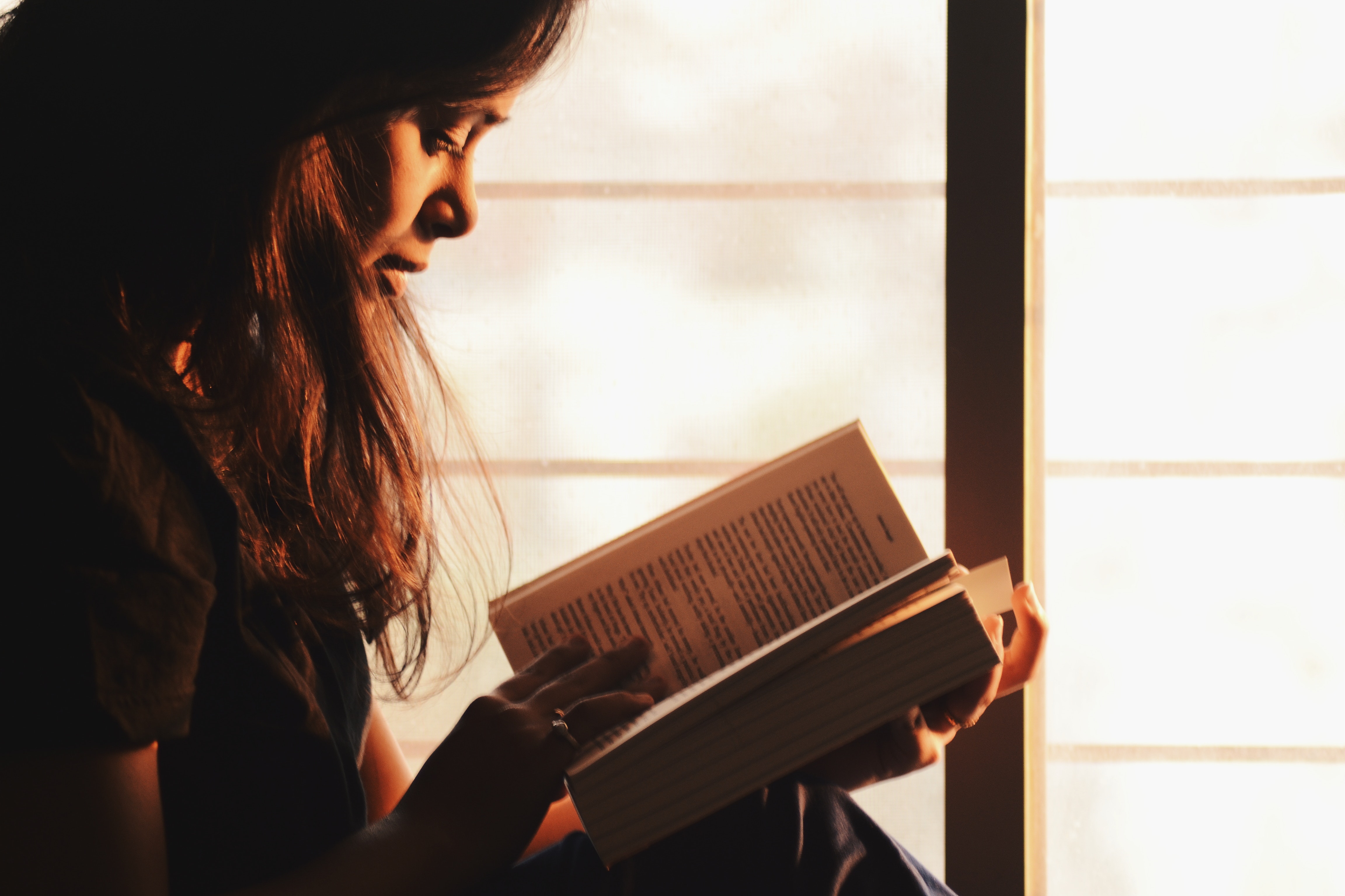 Girl Reading Book Wallpapers - HD Wallpaper 