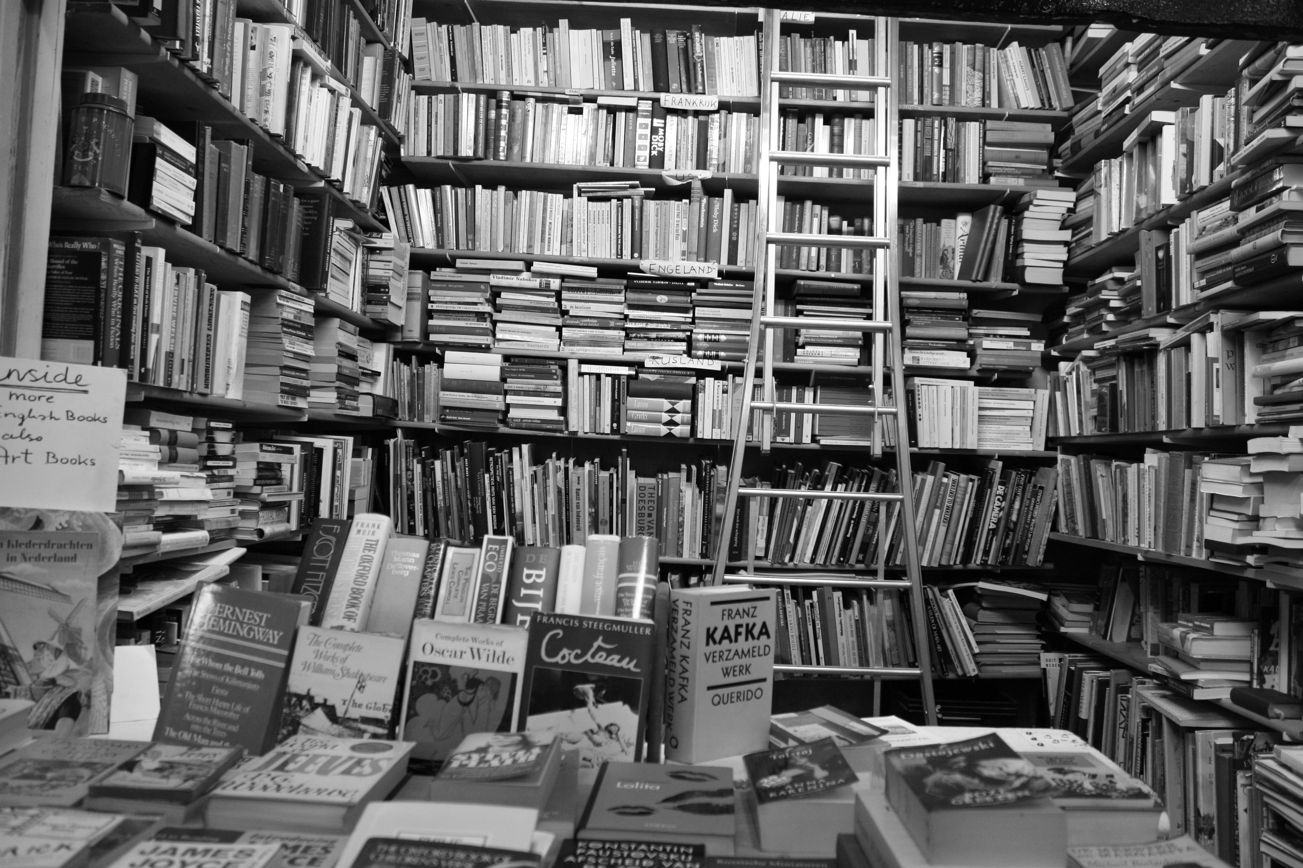Books Wallpaper Black And White - HD Wallpaper 
