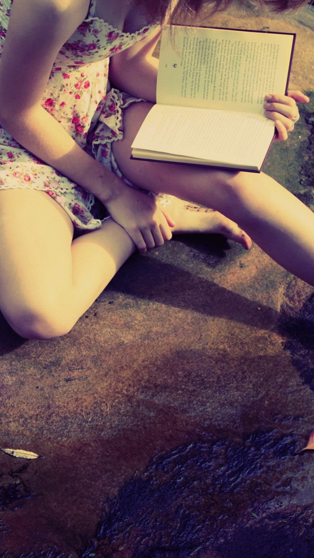 Girl Reading A Book Galaxy Note Hd Wallpaper - Обои Девушка Читет Книгу - HD Wallpaper 