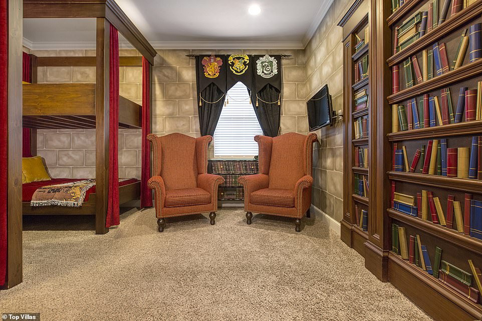 Guests At The Villa Can Pretend They Are In Living - Harry Potter Loft Bed - HD Wallpaper 