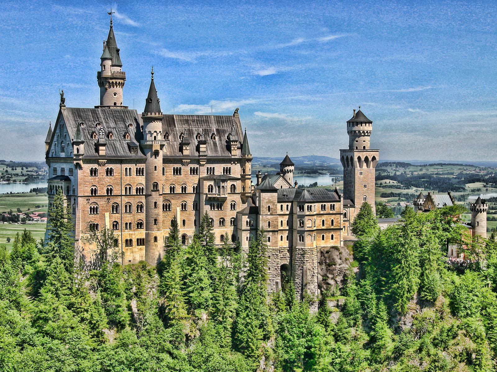 Neuschwanstein Castle Wallpaper - Neuschwanstein Castle - HD Wallpaper 