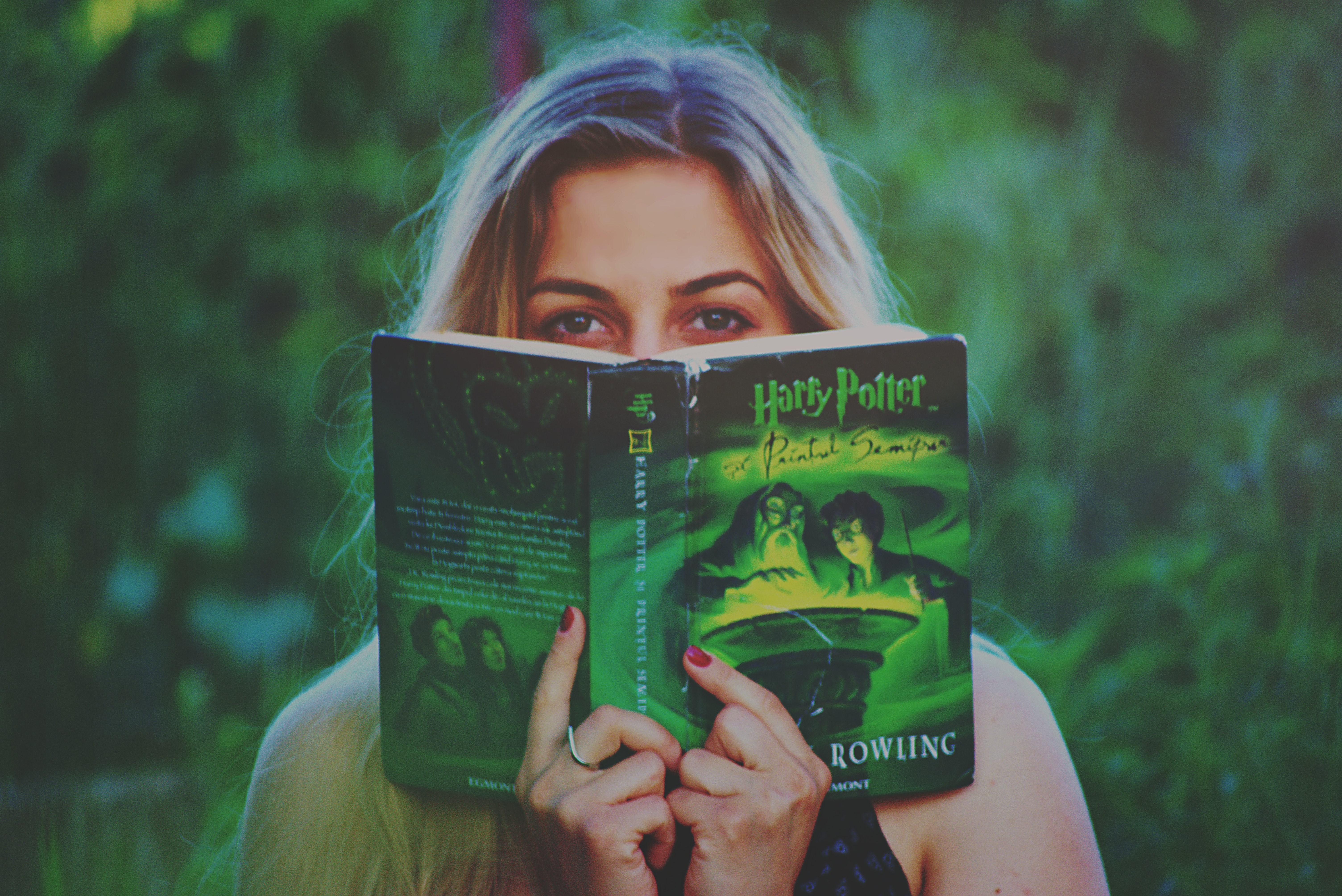 Reading Harry Potter Books - HD Wallpaper 