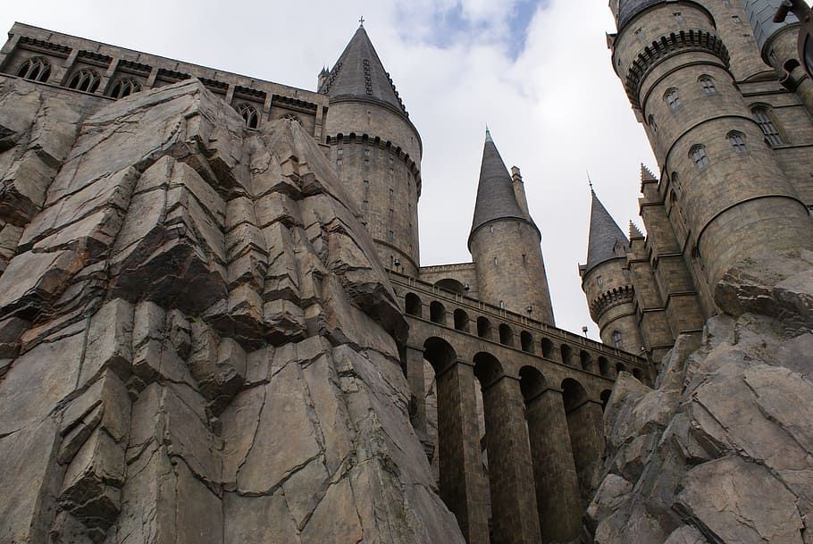 Castle, Fantasy, Hogwarts, Cliff, Corridors, Tower, - Hogwarts School Of Witchcraft And Wizardry - HD Wallpaper 