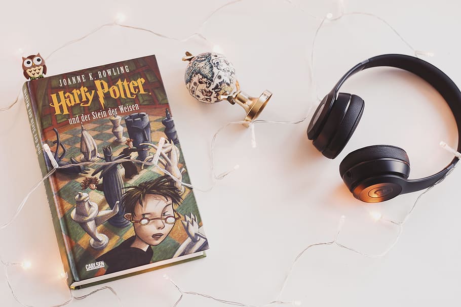 Harry Potter Book And Black Headphones With Trinket, - Harry Potter - HD Wallpaper 