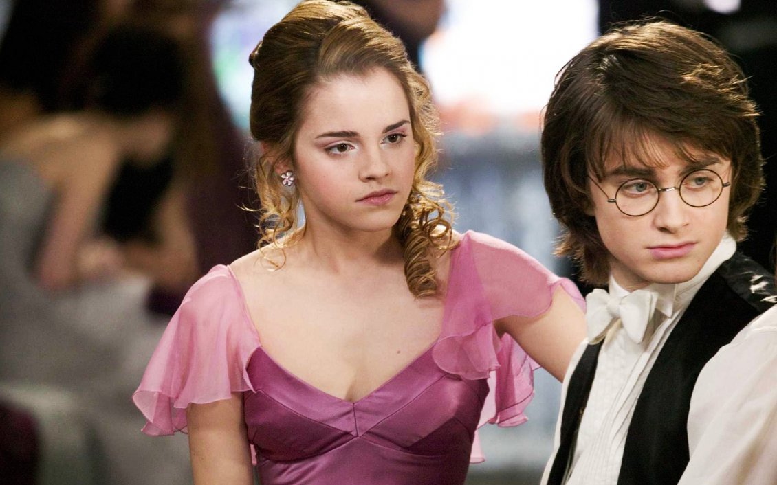 Download Wallpaper Emma Watson And Daniel Radcliffe - Emma Watson With Harry Potter - HD Wallpaper 