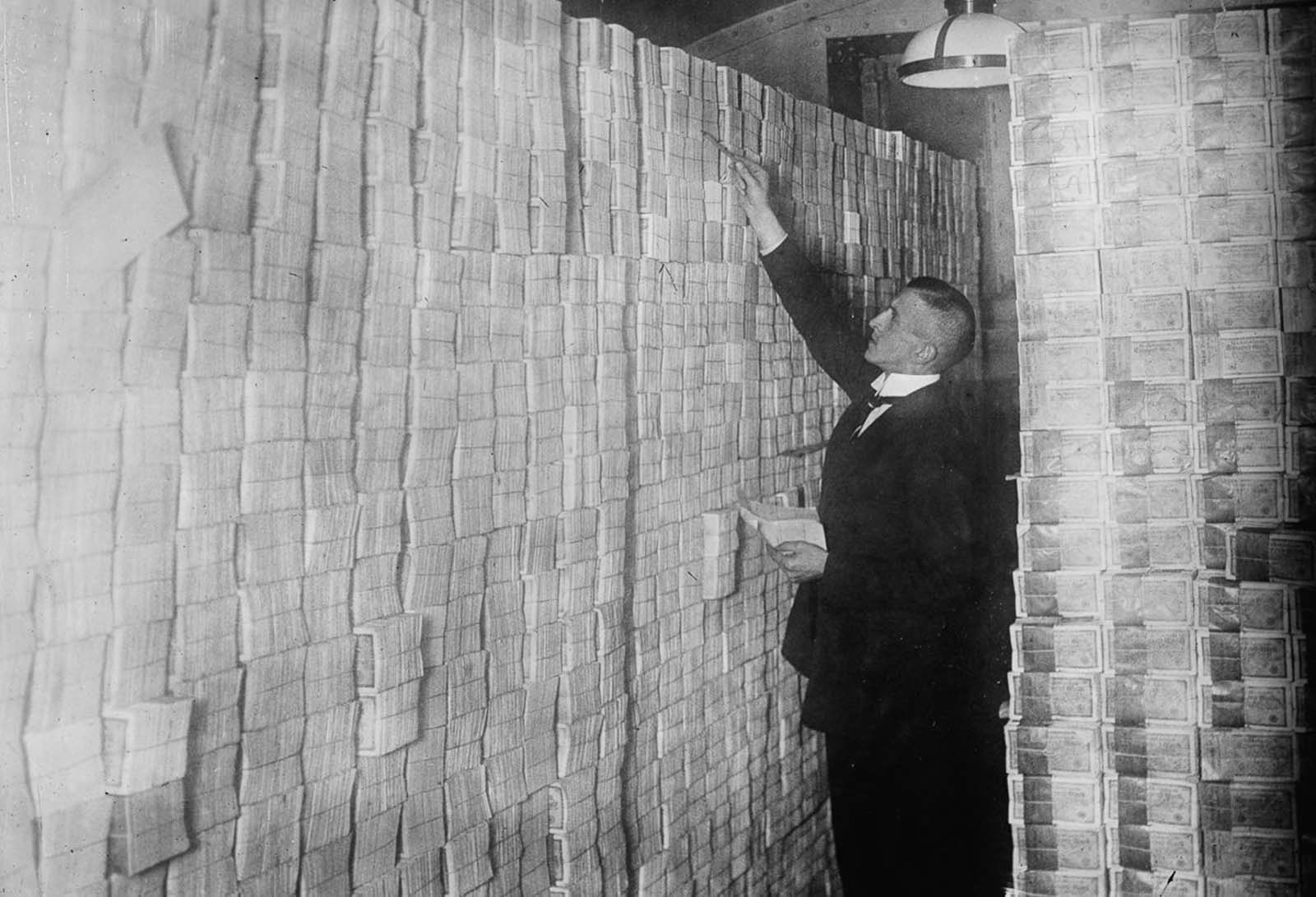A Berlin Banker Counts Stacks Of Bundled Marks - German Hyperinflation - HD Wallpaper 