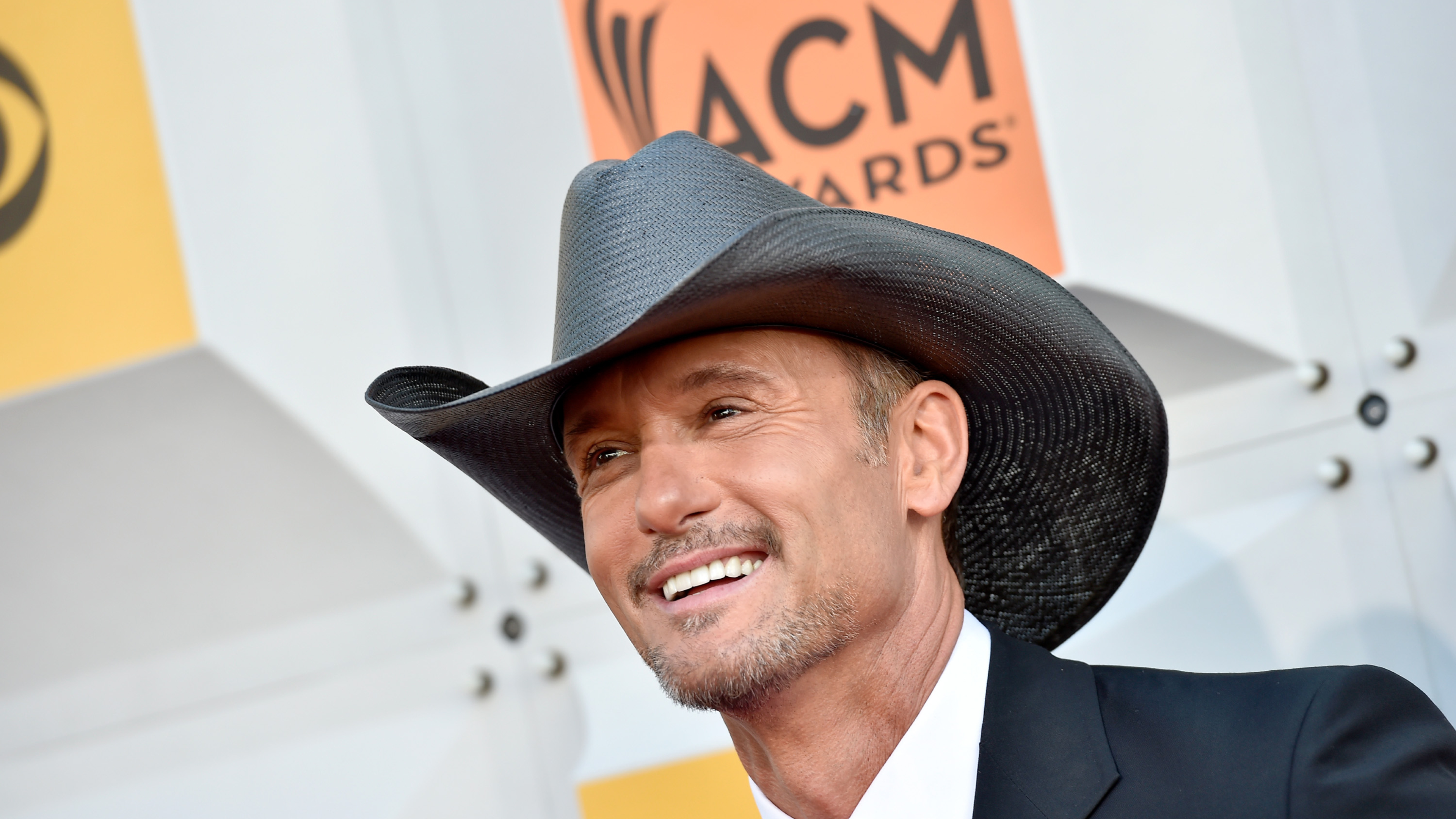Tim Mcgraw In The Shack - HD Wallpaper 