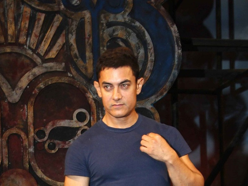 Popular Bollywood Actor Aamir Khan In Blue Tshirt Hd - Sunny Leone With Pink Dress - HD Wallpaper 