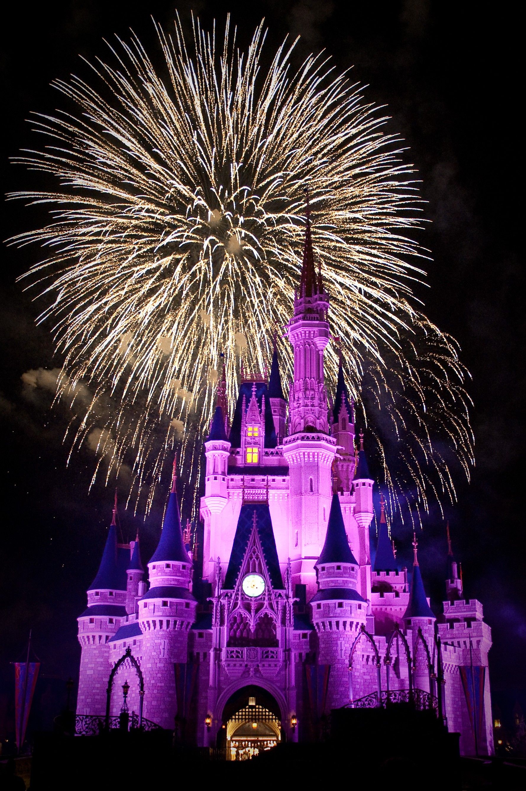 Disney Castle At Night With Fireworks - HD Wallpaper 