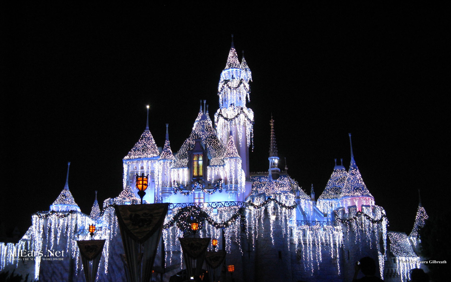 Disneyland Wallpaper Castle With Ice Lighting - Disneyland - HD Wallpaper 