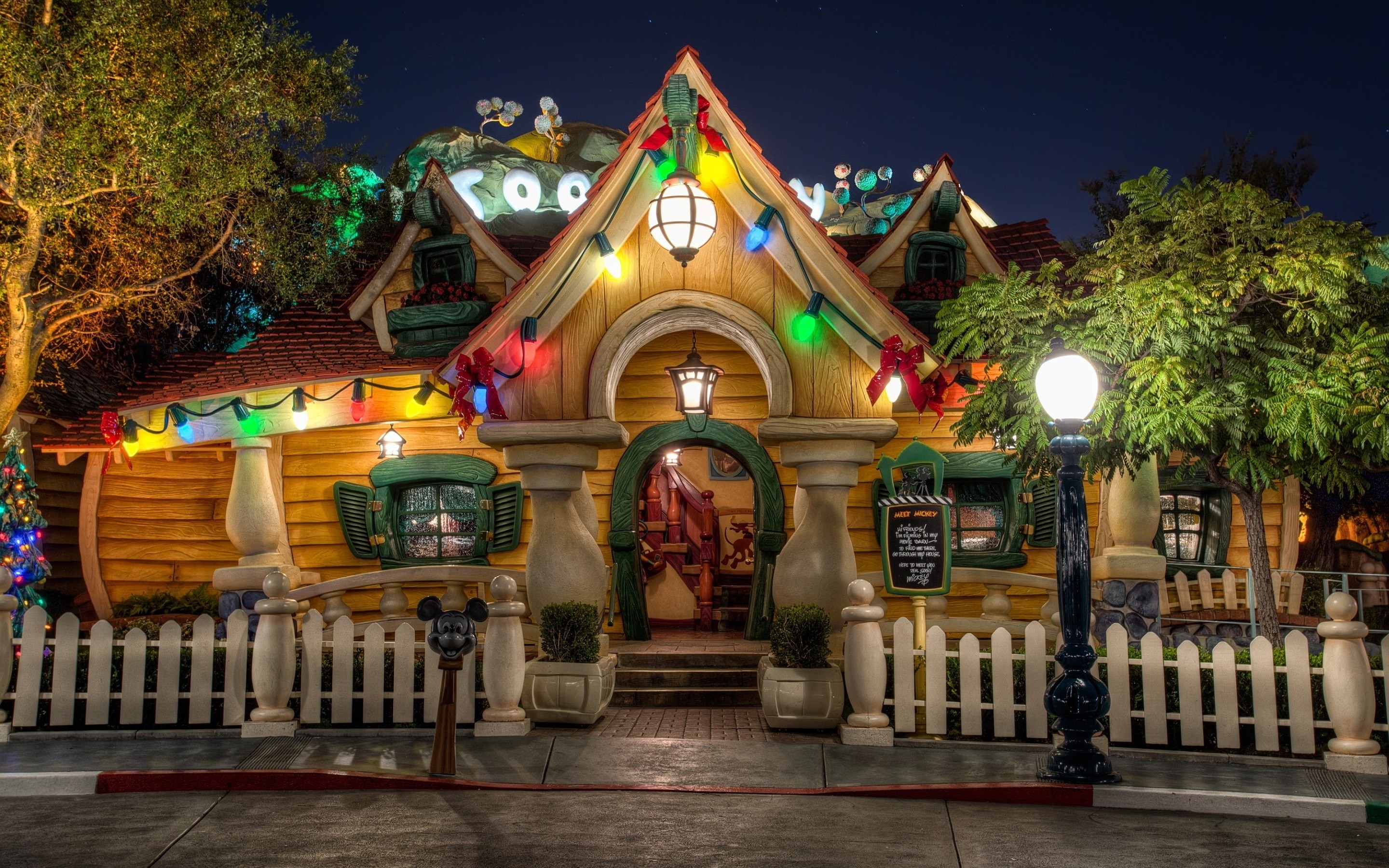 Disneyland Christmas Mickey's House - HD Wallpaper 