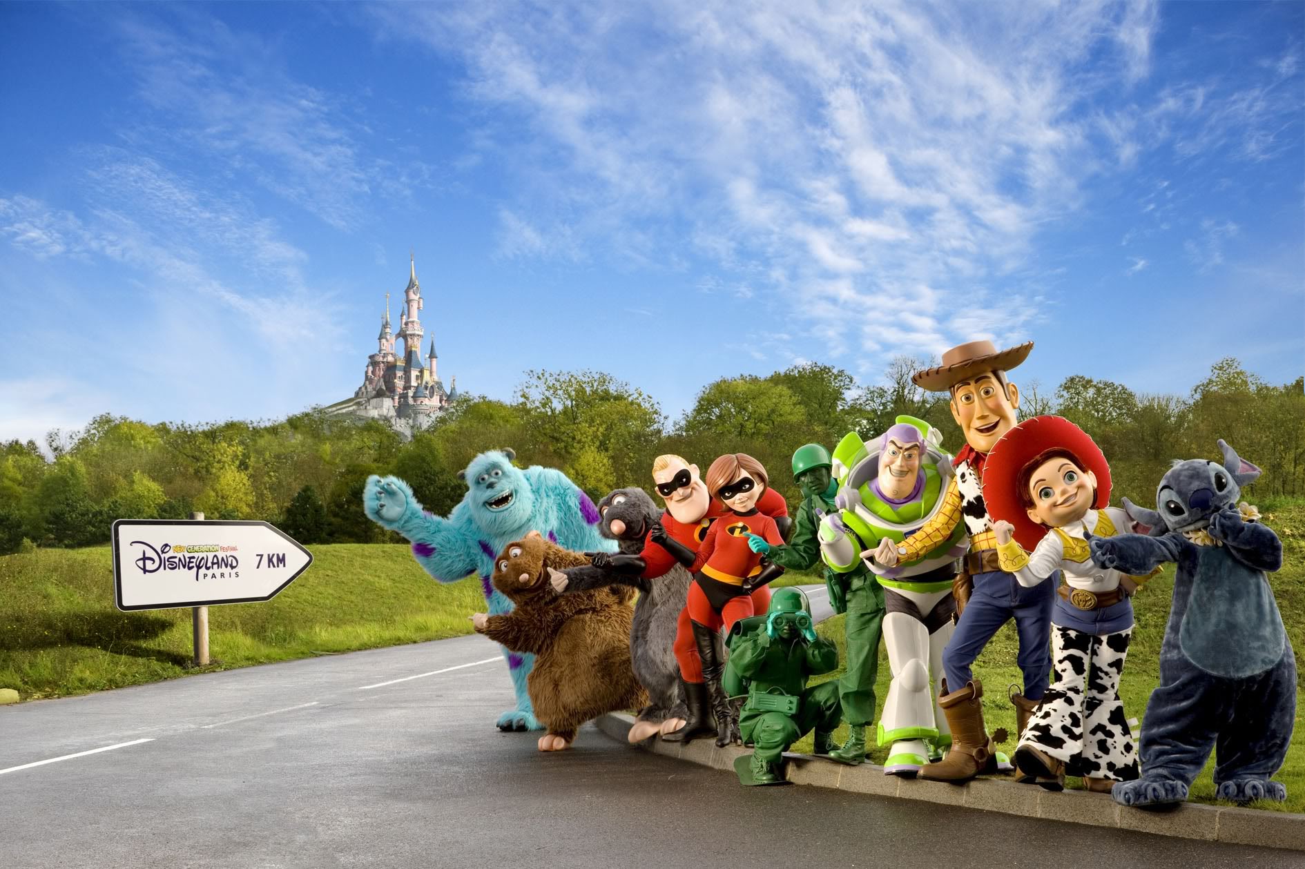 Characters Live In Disneyland Paris - HD Wallpaper 