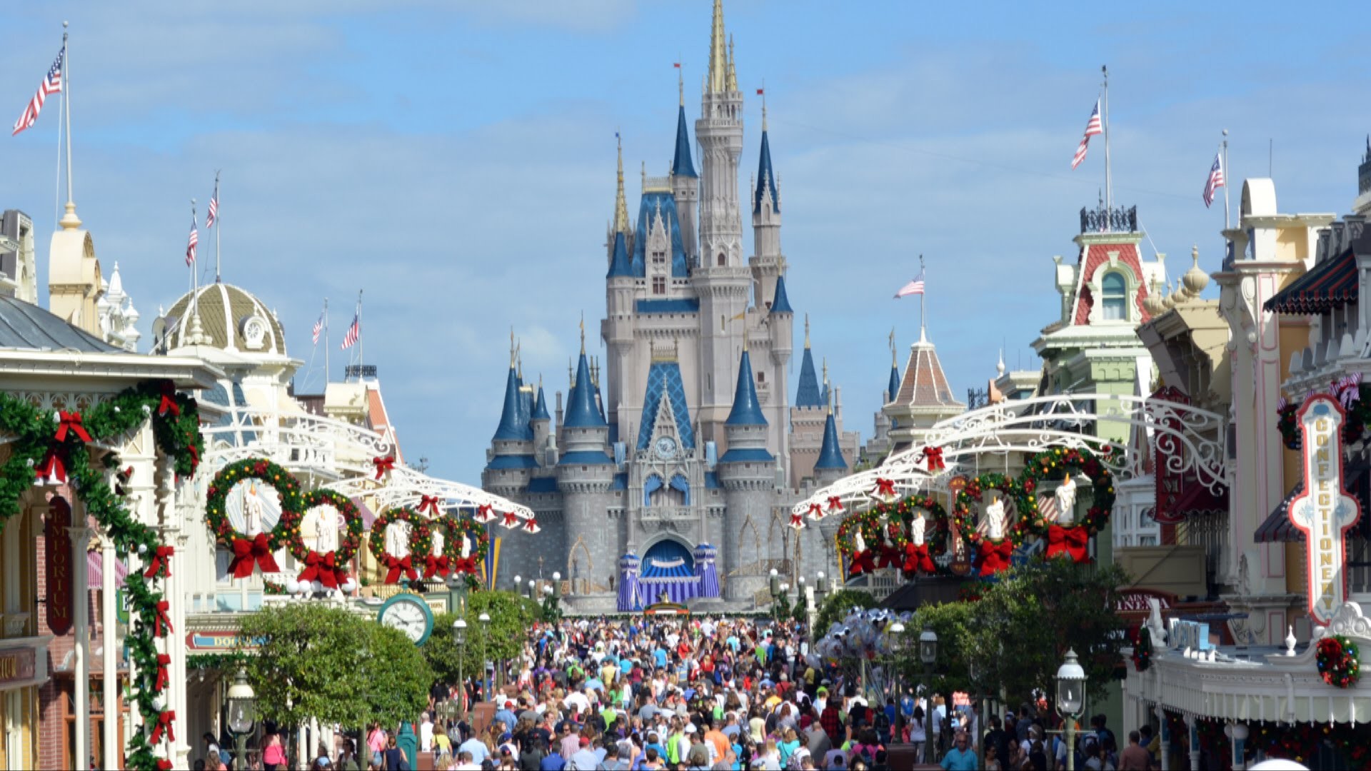 Christmas Holiday Decorations At The Magic Kingdom - Disney World, Cinderella Castle - HD Wallpaper 
