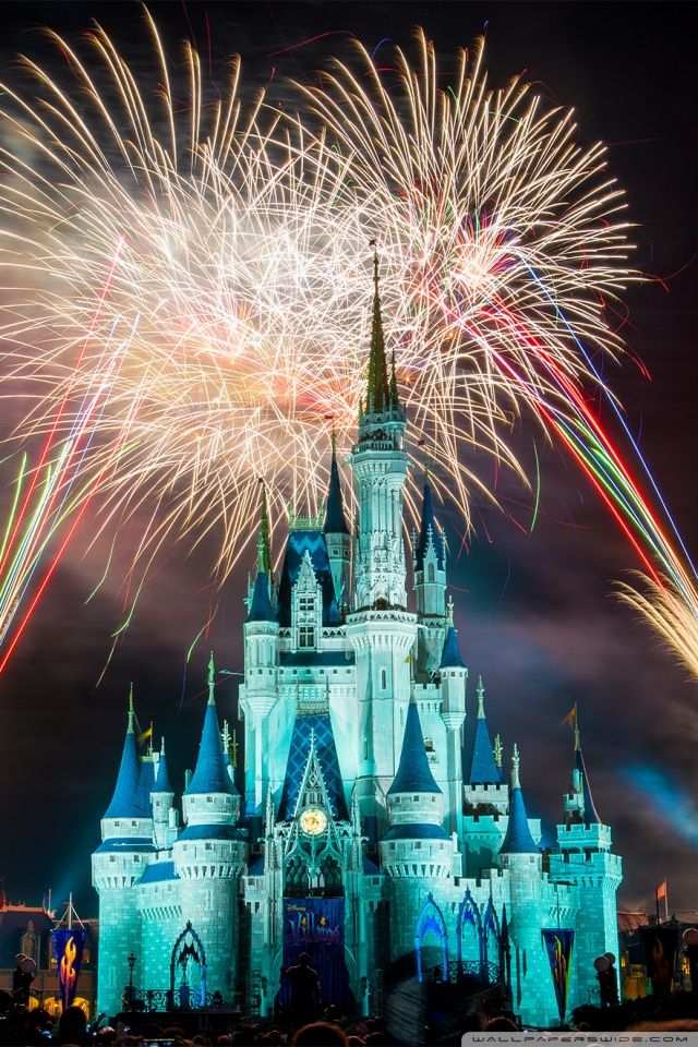 Magic Kingdom Christmas Wallpaper - Disney World, Cinderella Castle - HD Wallpaper 