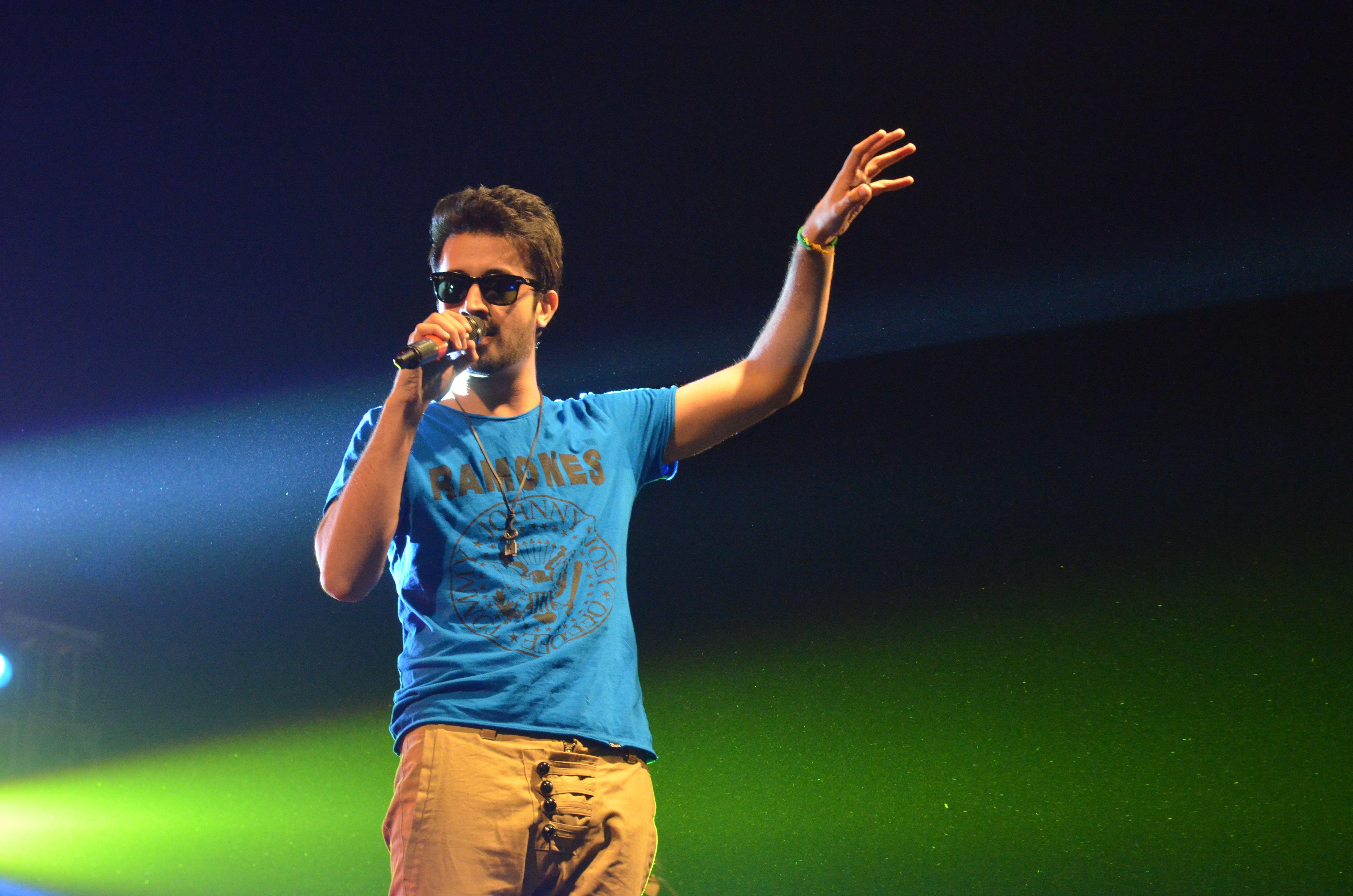 Atif Aslam Wallpaper - Atif Aslam In Urdu - HD Wallpaper 