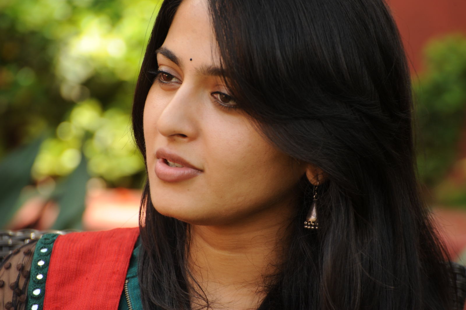Anushka Shetty Bollywood Actress Desi Wallpaper - Anushka Shetty Hd Download - HD Wallpaper 