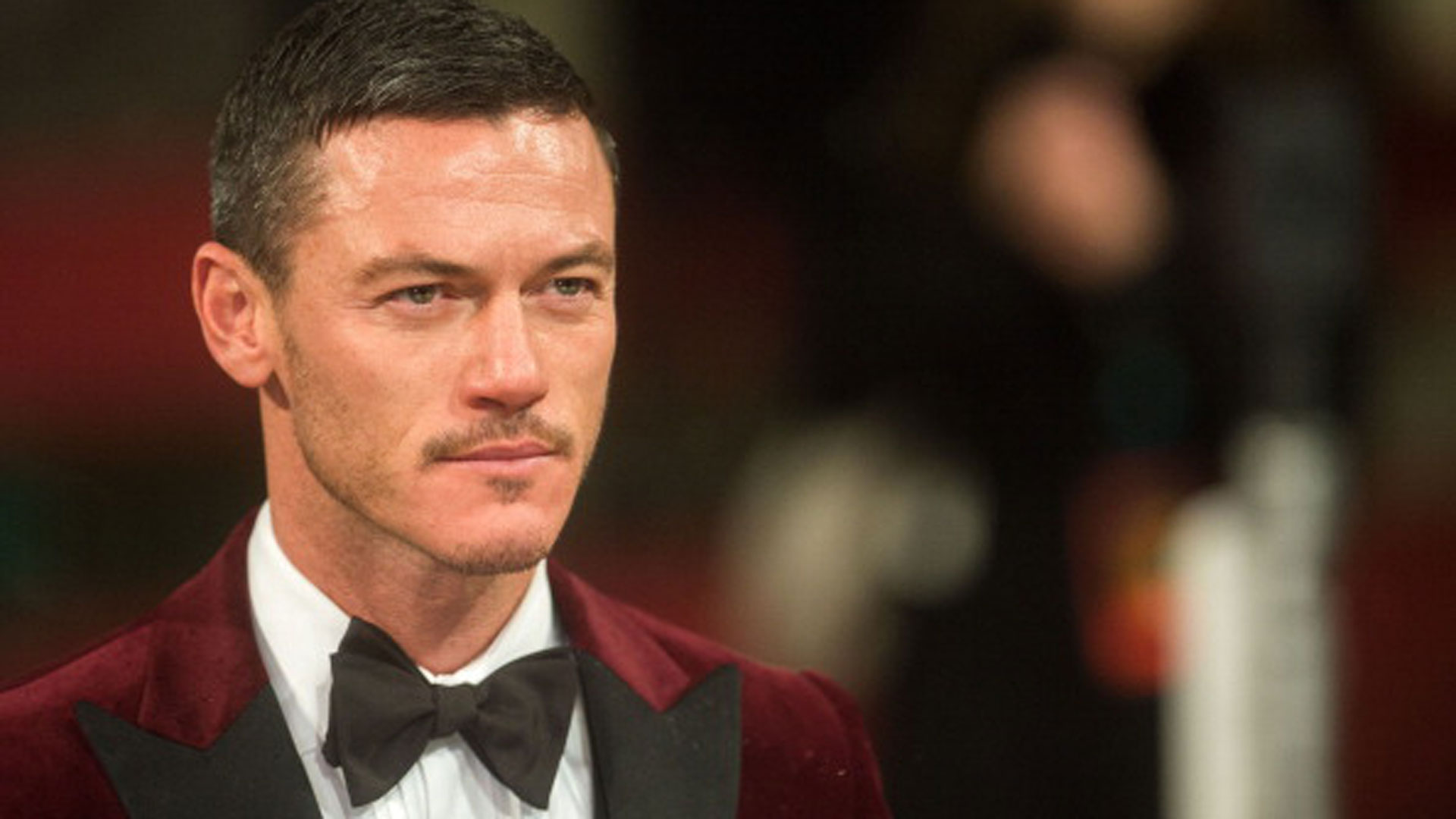 Luke Evans Dracula - Luke Evans High Rise - HD Wallpaper 