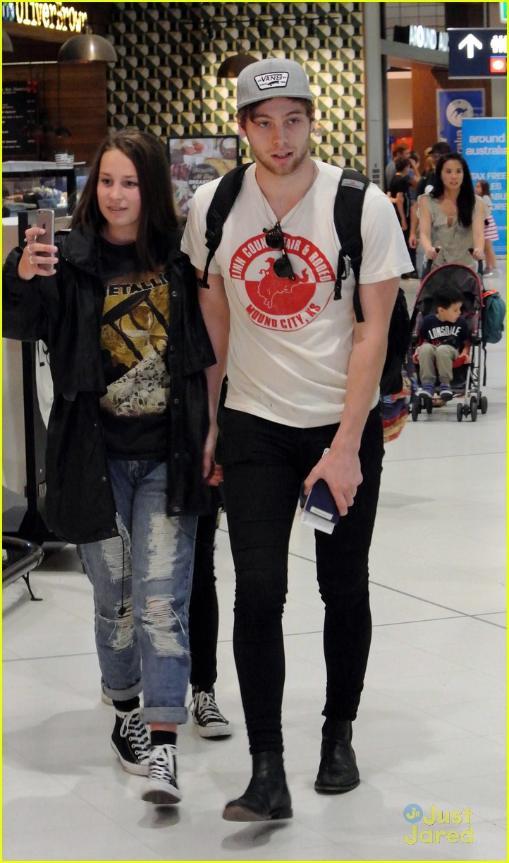 Ashton Irwin Girlfriend Bryana Holly Sydney Airport - Bryana Holly And Ashton Irwin - HD Wallpaper 