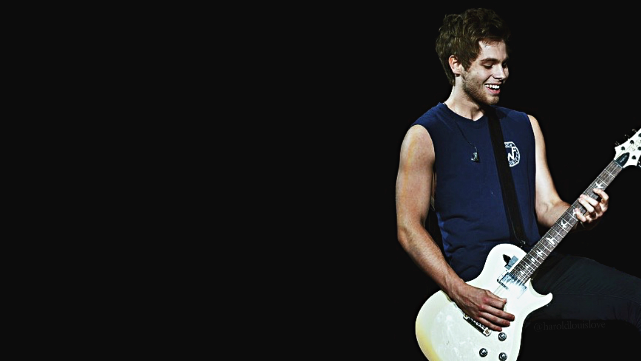 Luke Hemmings Playing Guitar - HD Wallpaper 