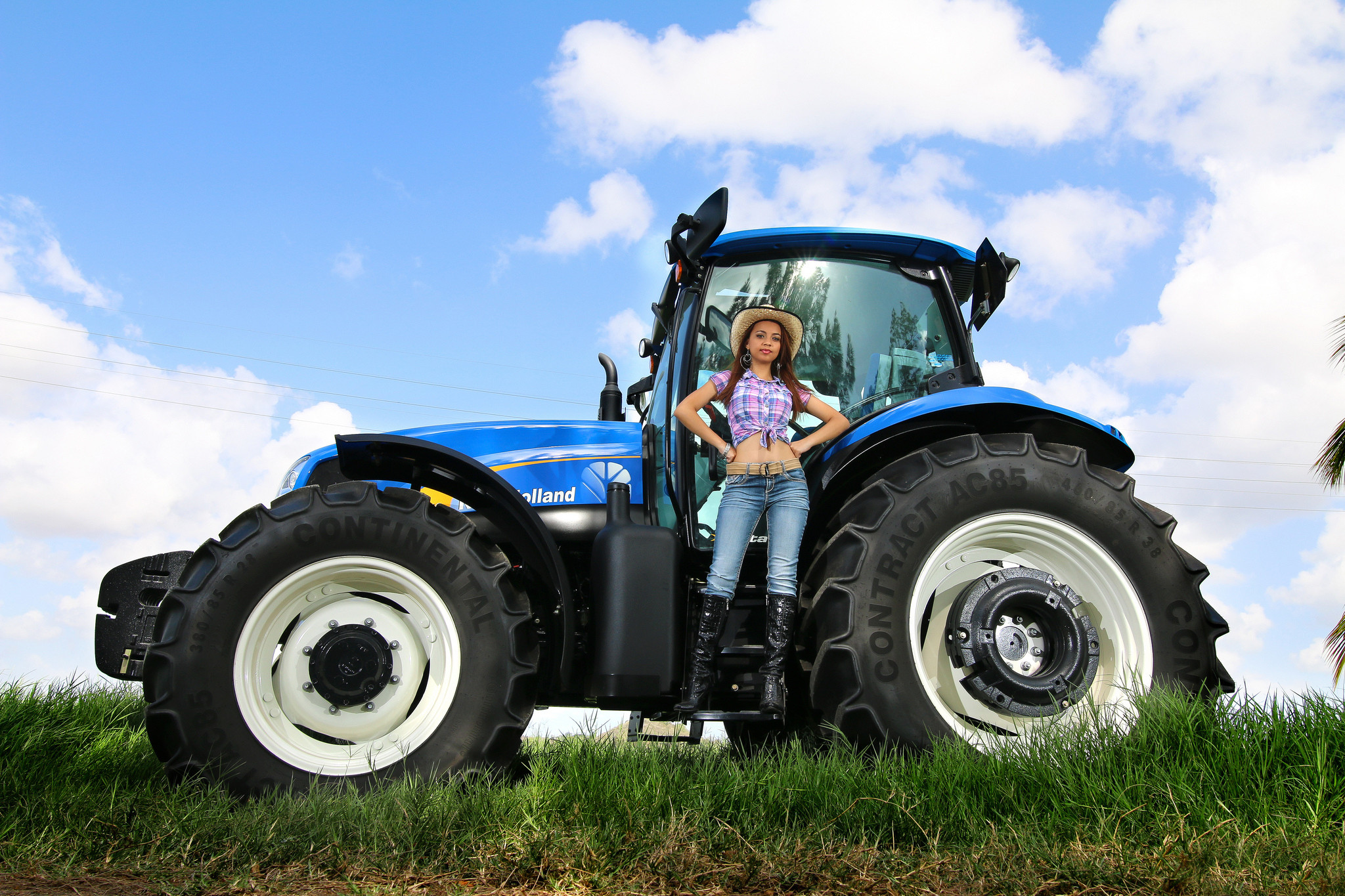 New Holland Tractor Wallpaper 
 Data Src Tractor Wallpaper - New Holland Tractor Hd - HD Wallpaper 