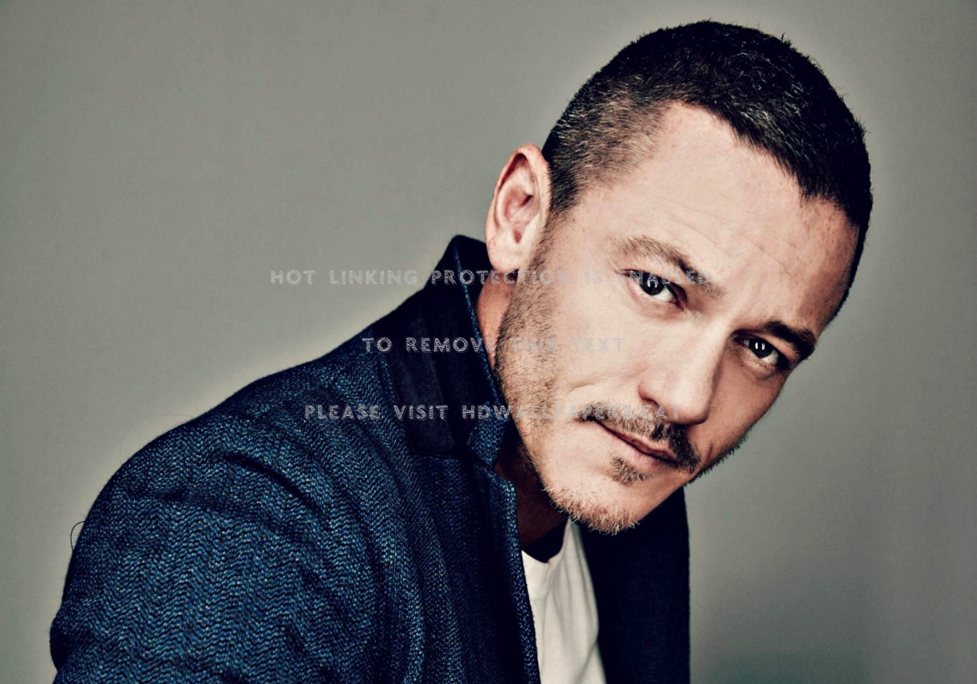 Luke Evans Blue Male Actor Model Man People - Luke Evans Short Hair - HD Wallpaper 