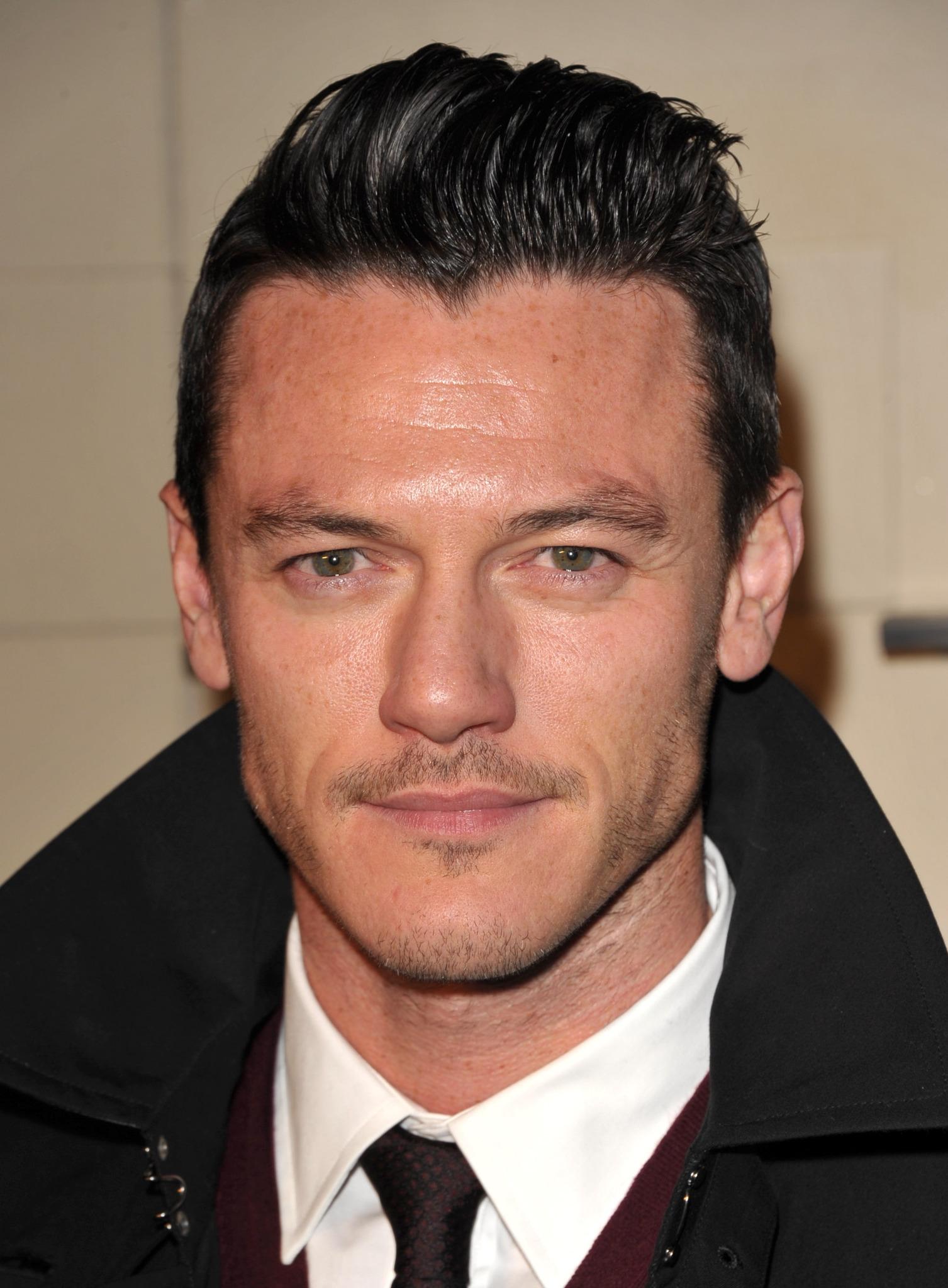 Luke Evans Jawline - HD Wallpaper 