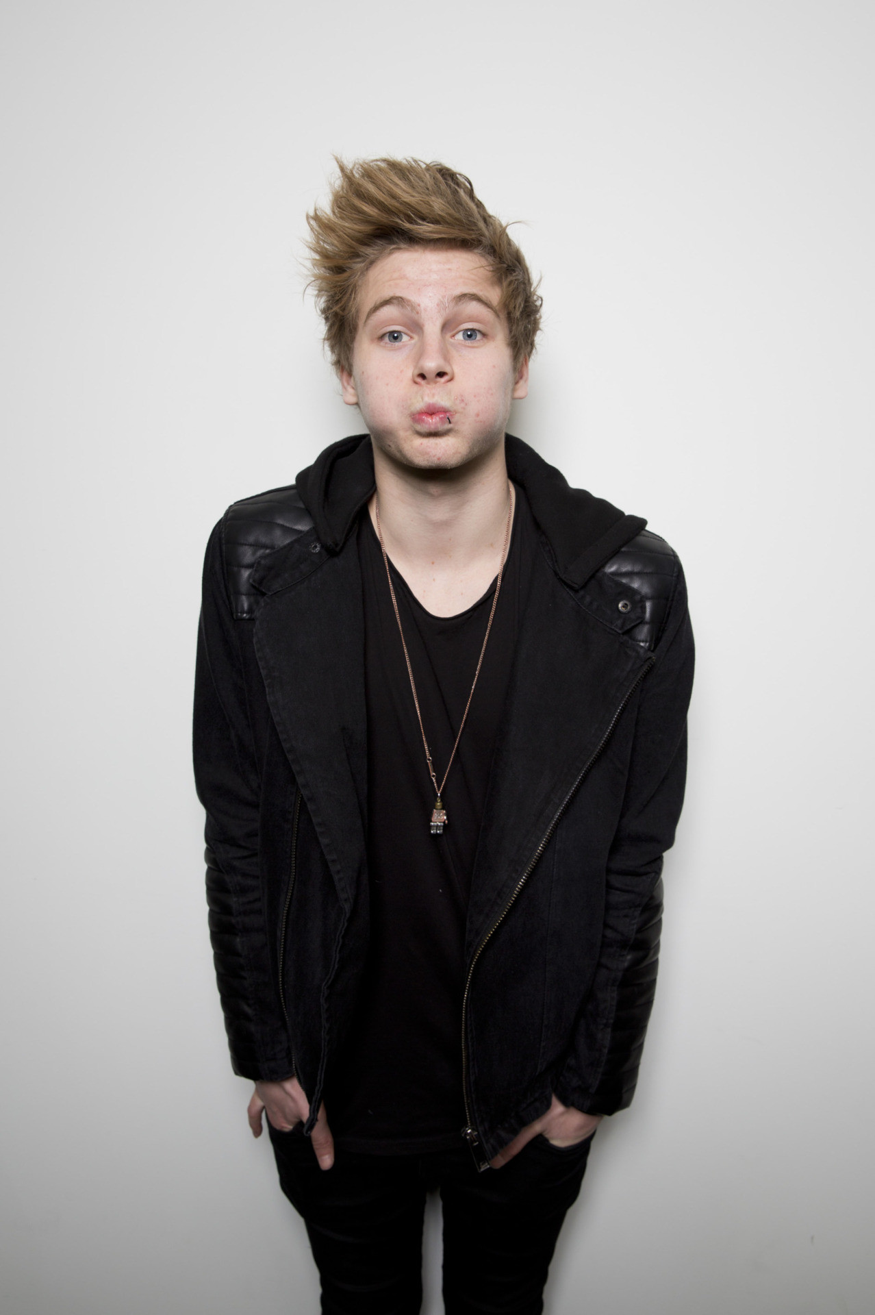 Luke Hemmings Luke Hemmings Wallpaper 38979150 
 Data - 5sos Then And Now Luke - HD Wallpaper 