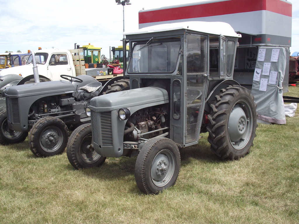 Tractor - HD Wallpaper 