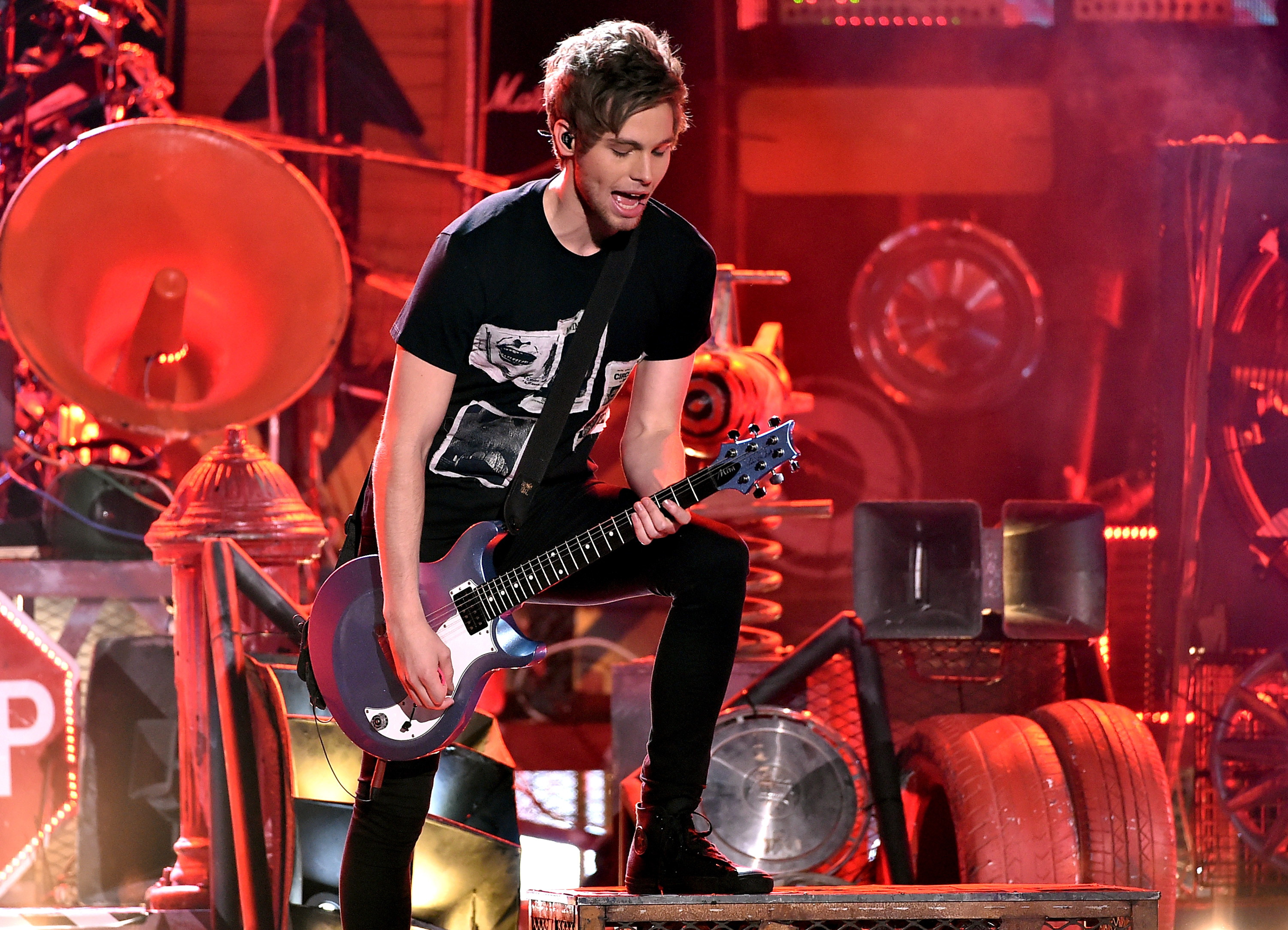 She S Kinda Hot - Luke Hemmings - HD Wallpaper 