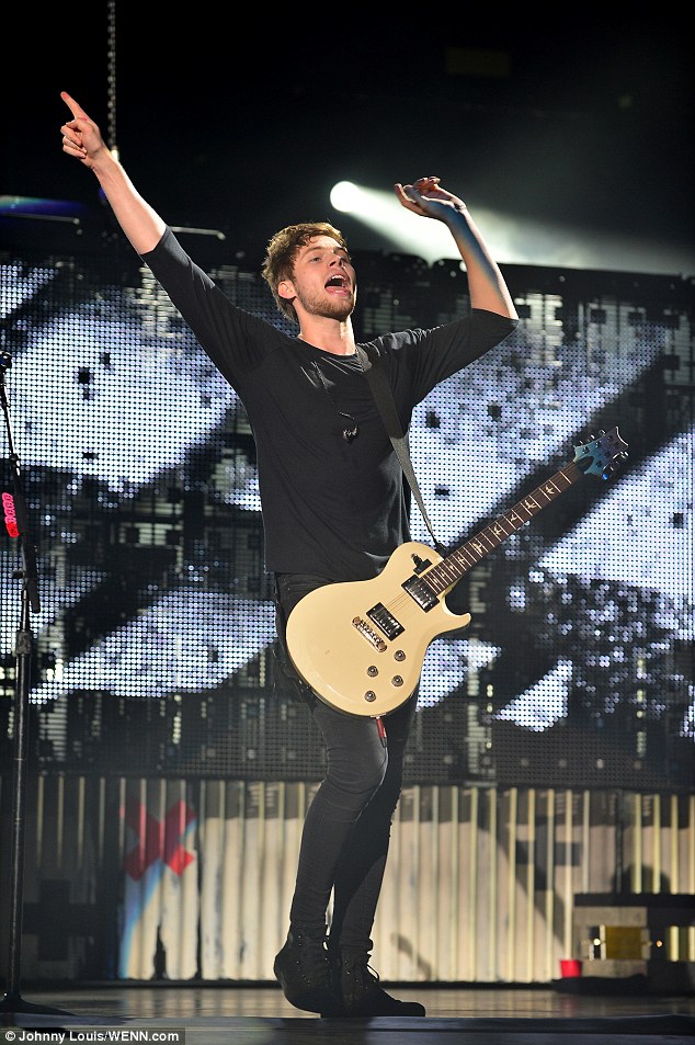 They Re Kinda Hot - Luke Hemmings Rock Out With Your Socks Off Tour - HD Wallpaper 