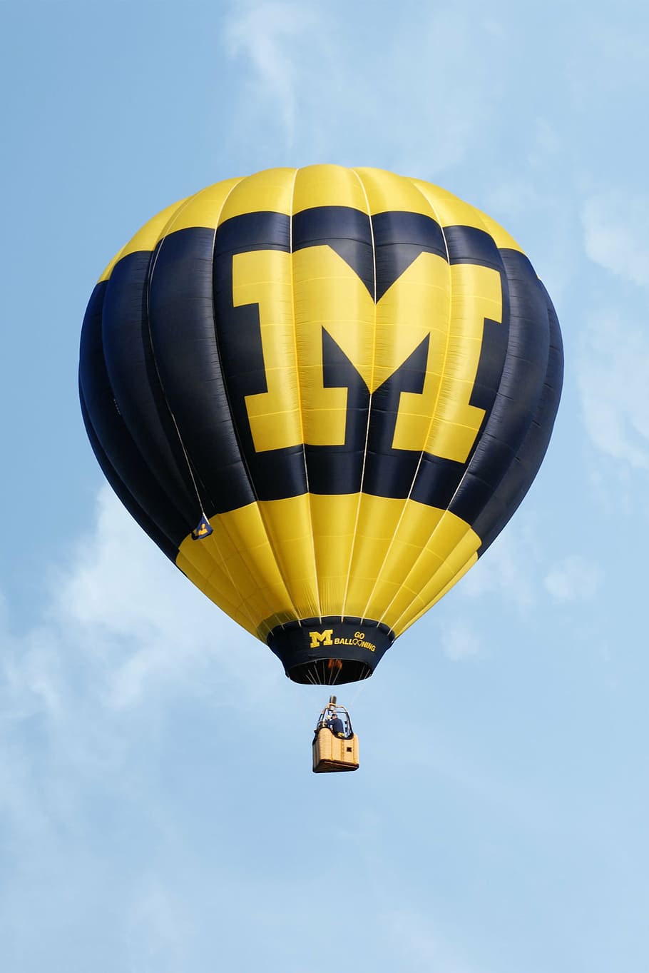Black And Yellow Hot Air Balloon, University Of Michigan, - Michigan Wolverines Hot Air Balloon - HD Wallpaper 
