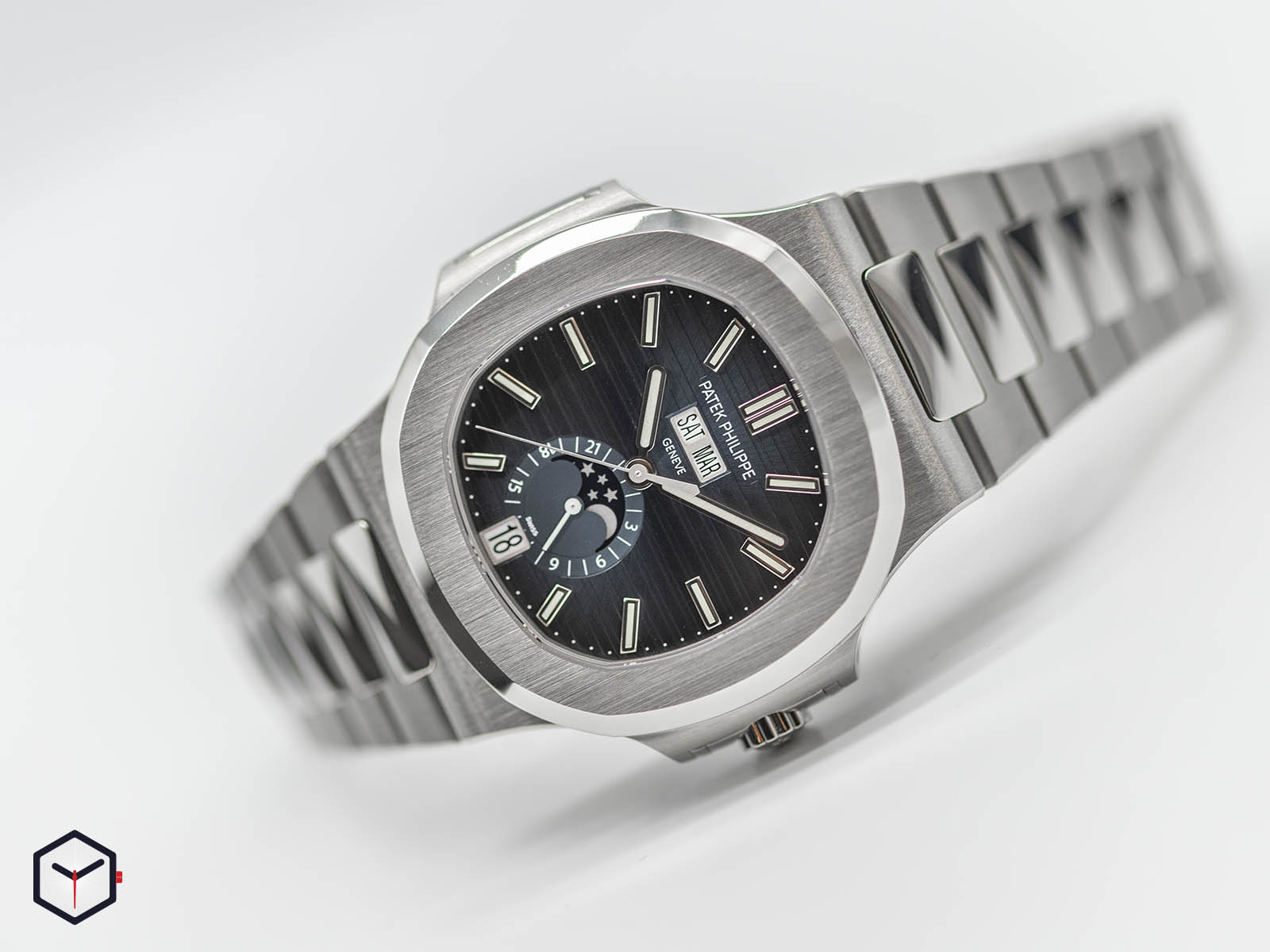 Analog Watch - HD Wallpaper 