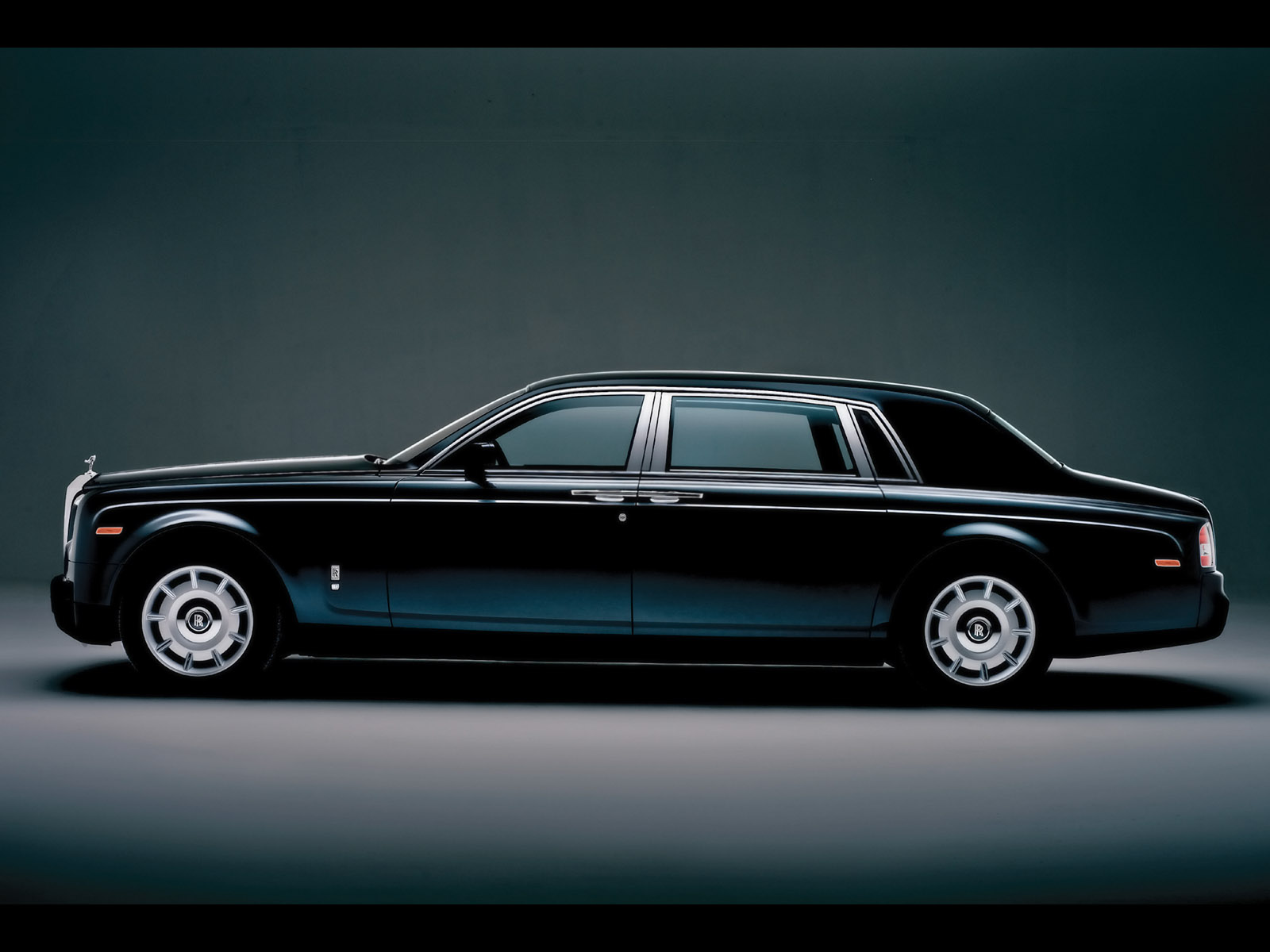 Long Wheelbase Rolls Royce Phantom - HD Wallpaper 