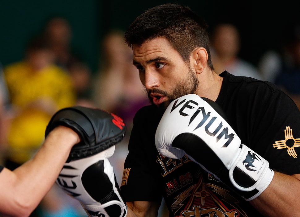 Man Wearing Black Shirt And White Venum Boxing Gloves - Carlos Condit 4k - HD Wallpaper 
