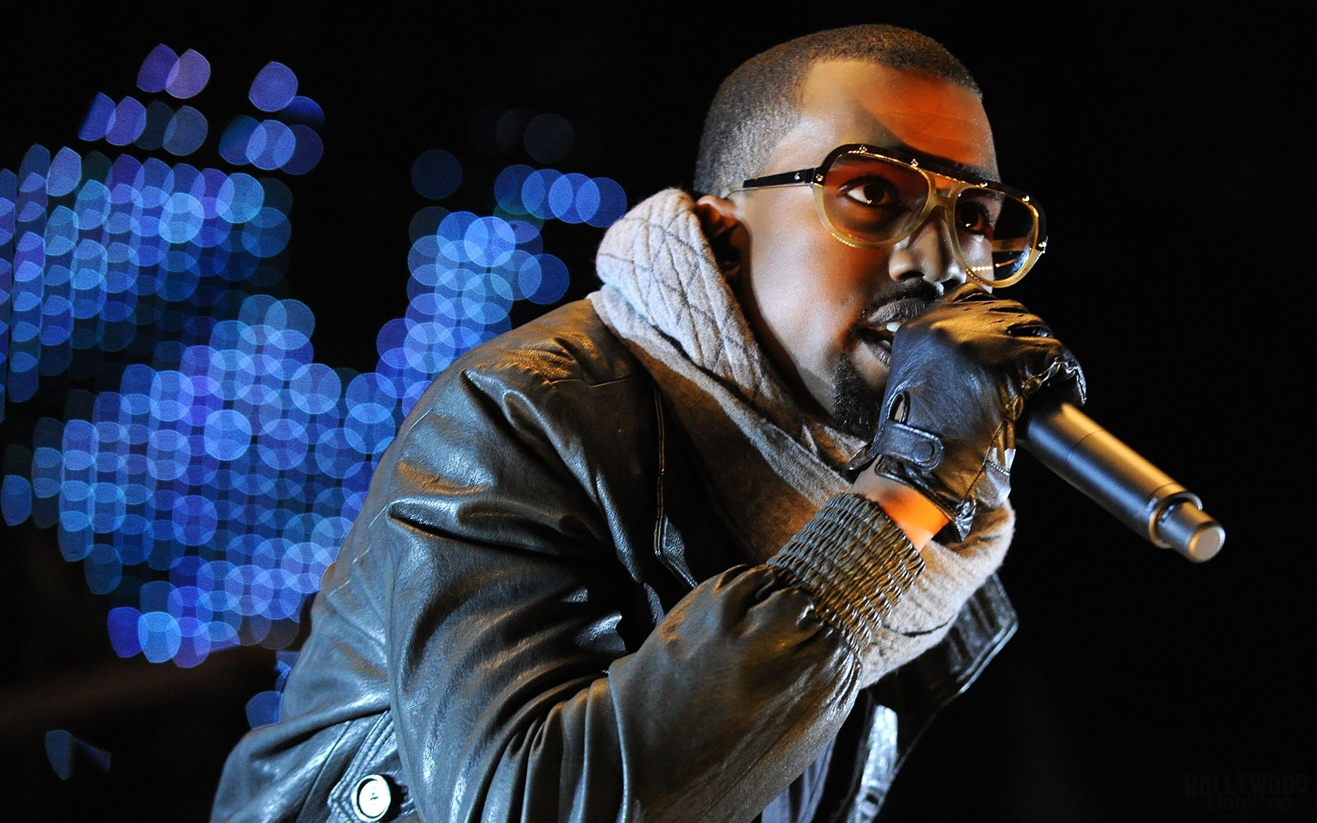 Kanye West On Stage Singing - HD Wallpaper 