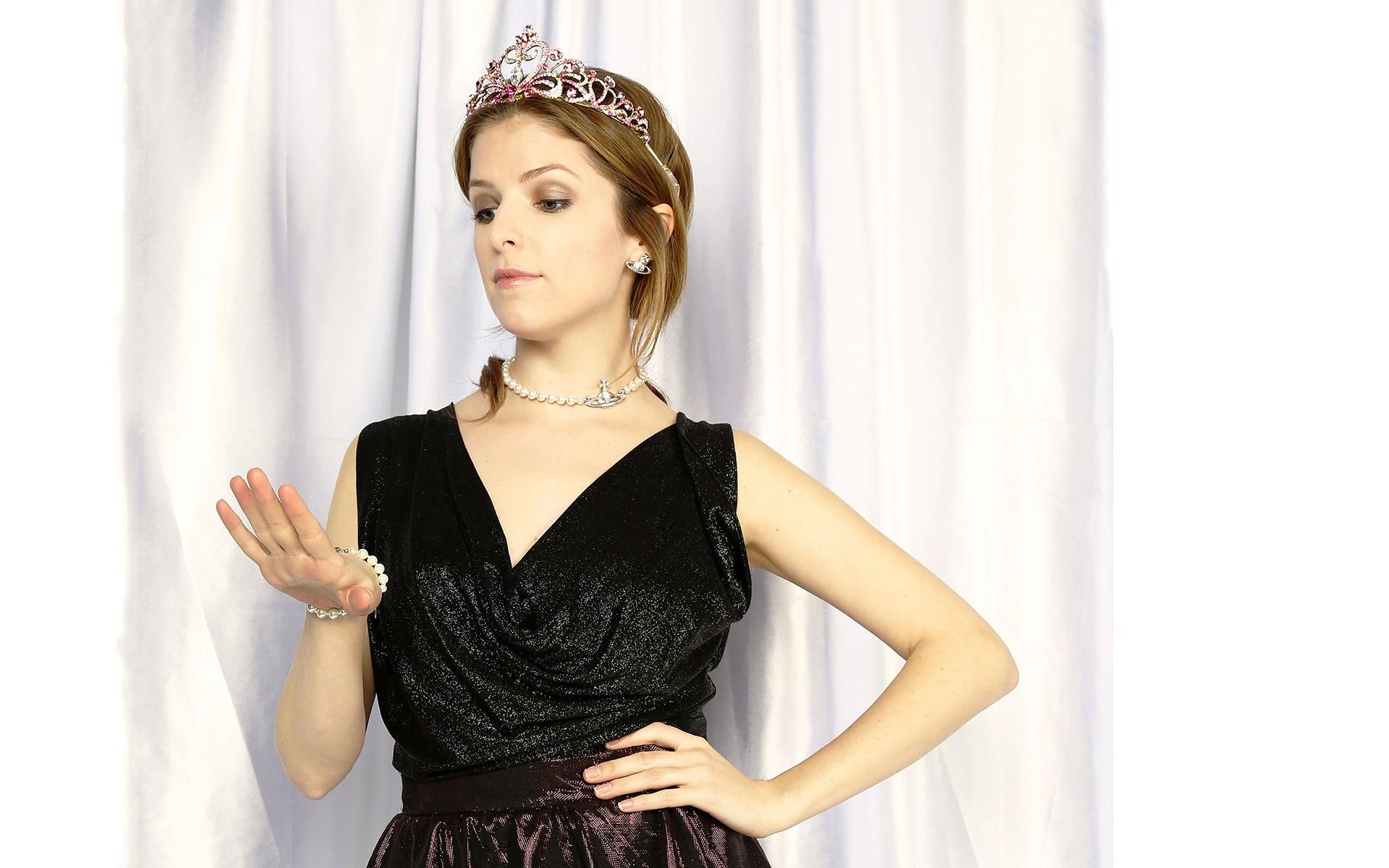 Anna Kendrick Wallpaper Hd-7 - V Neck Dress And Tiara - HD Wallpaper 