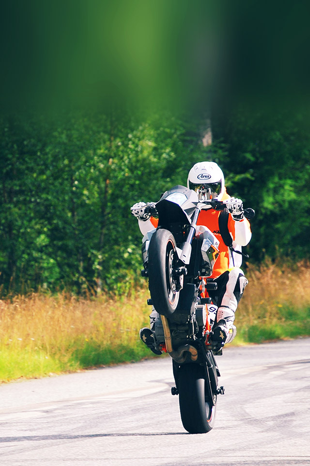 Com Apple Wallpaper Maxres Bike Driving Iphone4 - Motorcycle Wheelie Wallpaper Iphone - HD Wallpaper 