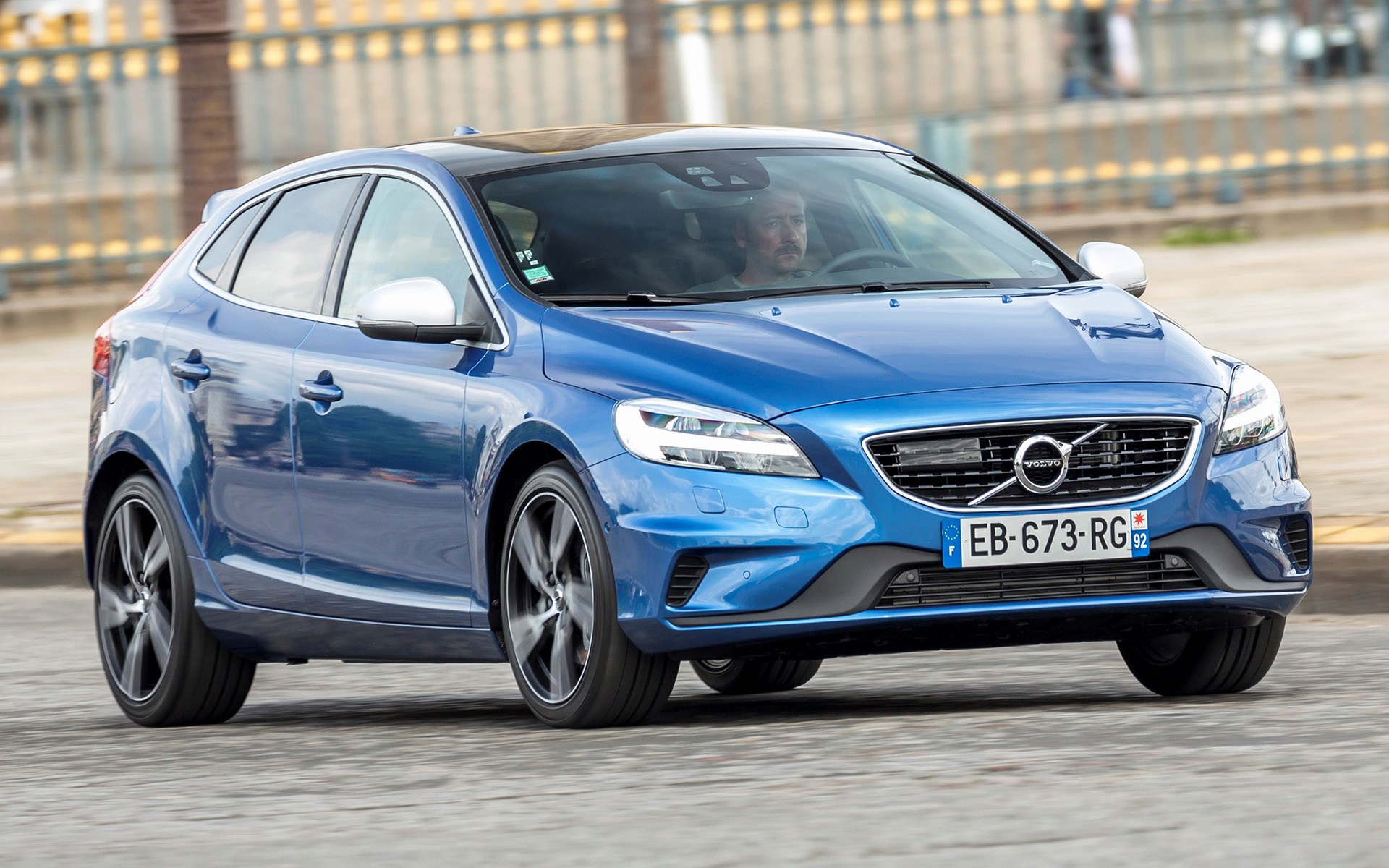 Volvo V40 R-design Wallpapers And Hd Images - Volvo V40 - HD Wallpaper 