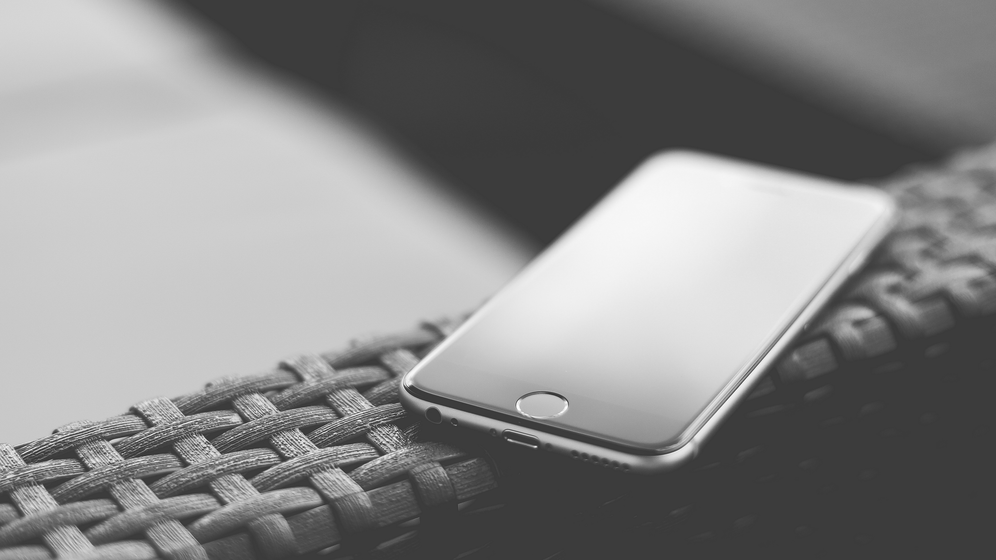 Wallpaper Apple, Iphone, Smartphone, Bw - Black And White Cell Phone - HD Wallpaper 