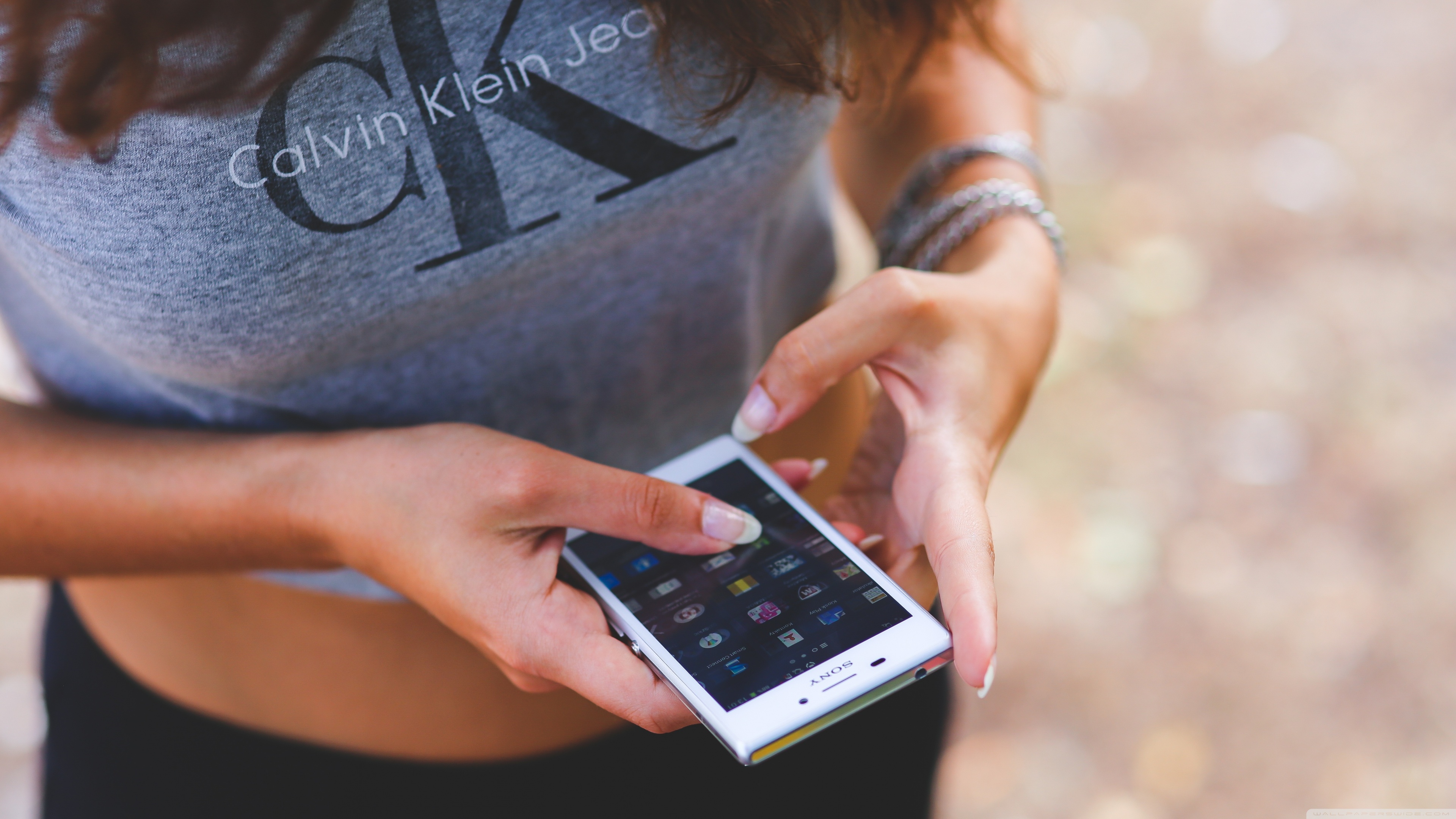 Phone Typing Wallpaper Hd - HD Wallpaper 