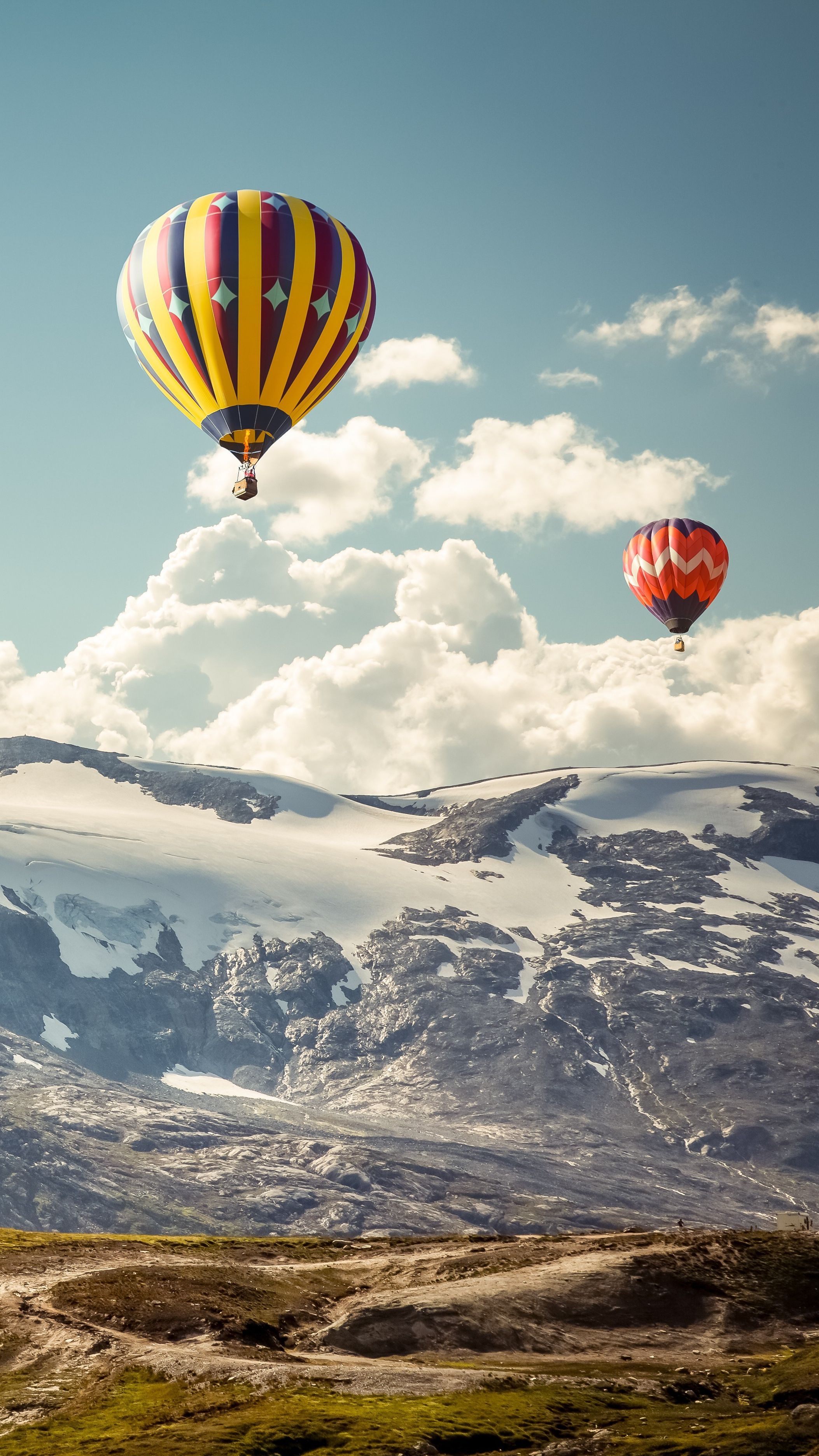 Hot Air Balloon In Mountains - HD Wallpaper 