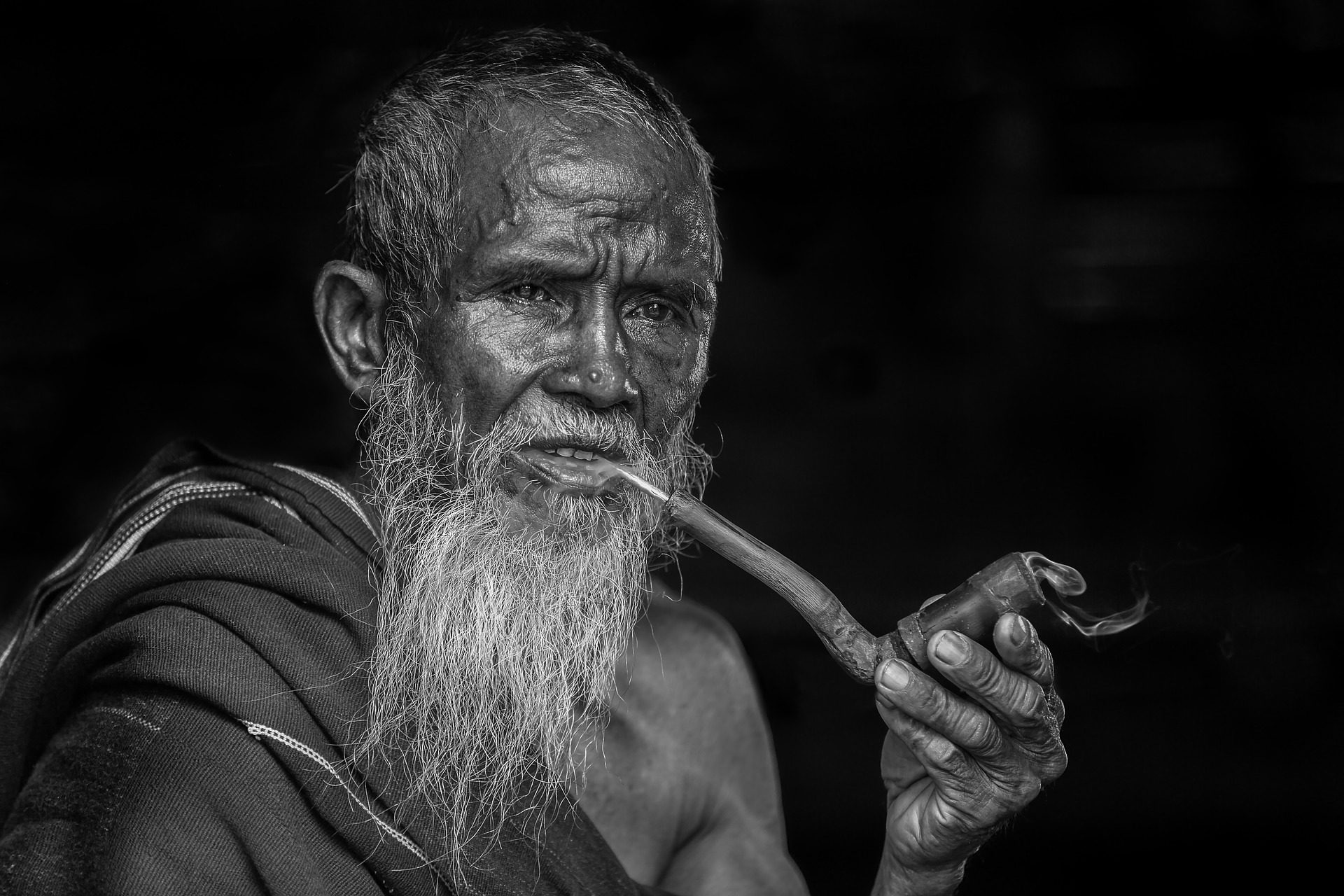 Poor Old Man With Tall Beard Wallpaper In Grayscale - Smoking - HD Wallpaper 